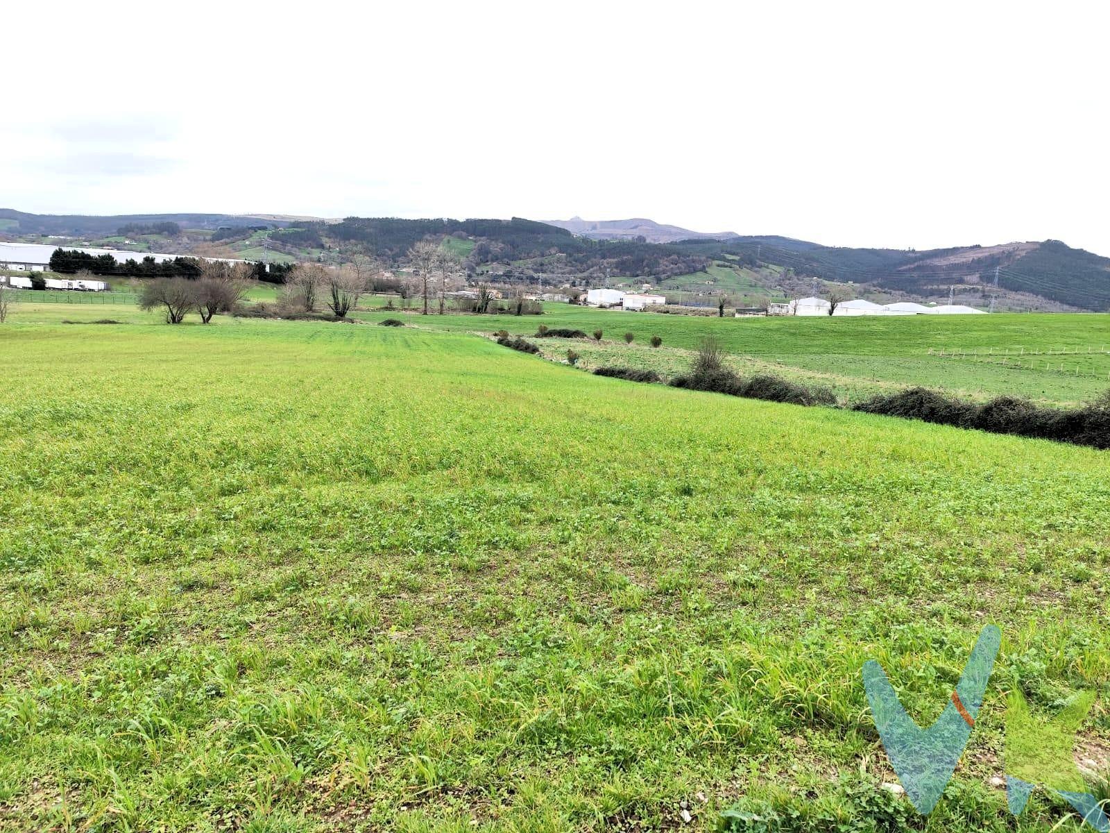 Descubre esta magnífica parcela llana y soleada, perfecta para la construcción de tu hogar soñado. Situada en Sobarzo, ofrece vistas despejadas a las impresionantes montañas que rodean la zona, brindando una conexión única con la naturaleza. Su excelente ubicación te permitirá disfrutar de una tranquila vida rural sin renunciar a las comodidades urbanas: estarás apenas a 20 minutos de Santander y solo 15 minutos de Torrelavega, lo que combina accesibilidad con serenidad. Imagina despertar cada mañana contemplando el hermoso paisaje montañoso mientras disfrutas del cálido sol; este terreno es ideal para construir esa vivienda unifamiliar donde podrás crear recuerdos inolvidables junto a tus seres queridos. ¡No pierdas esta oportunidad única! Tu futuro hogar está más cerca de lo que imaginas. Los impuestos, gastos de notaría y registro no están incluidos en el precio.