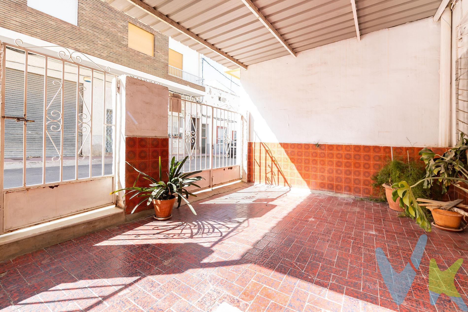 Crea el hogar que siempre has soñado en esta casa en planta baja en Molina de Segura. ¿Buscas buena zona para vivir y que este todo en una sola planta?, esta es tu casa. . Al entrar tienes un porche grande, para tus momentos de ocio y relax, donde también podrías disponer de una plaza de garaje, con la orientación perfecta. Entramos a la vivienda y tenemos 3 habitaciones, salón comedor con chimenea, para esas veladas, cocina con una despensa, un baño con pie de ducha y otra habitación para despacho o sala de juegos, salimos al patio grande y luminoso, donde disfrutaras de la luz natural y sol, subimos a la terraza, donde encontraremos un cuarto trastero. ¡¡Si es lo que buscas, no te lo pienses mas, llámanos y concretamos una visita, sin compromiso!!. . Por mandato expreso del propietario, comercializamos este inmueble en exclusiva, lo que le garantiza el acceso a toda la información, a un servicio de calidad, un trato fácil, sencillo y sin interferencias de terceros. Si usted es agente inmobiliario y tiene un cliente para este inmueble, llámenos estaremos encantados de colaborar. Para terminar te queremos comentar algo: ¡Descubre una aventura inmobiliaria que combina calidad, pasión y profesionalidad! La confianza que los propietarios han depositado en nosotros es un testimonio de nuestro compromiso en brindarte un servicio excepcional. Aquí viene el detalle especial: al contactarnos directamente, evitarás molestarlos, nosotros seremos tus intermediarios y te proporcionaremos toda la asistencia necesaria. Estamos aquí para facilitarte la documentación e información que requieras, y te prometemos un trato cálido y sin complicaciones. Te informaremos detalladamente de todos los aspectos, incluyendo gastos de la compra y honorarios de agencia que no están incluidos en el precio, para garantizar tu comodidad y tranquilidad durante todo el proceso. Esa es nuestra esencia, proporcionarte. Calma: “Estado ideal de tranquilidad que tendrás al comprar tu casa con nosotros”. Queremos que sepas que tanto la descripción del inmueble como las imágenes que ves son valiosas referencias informativas, en ningún caso tienen carácter contractual. Asimismo, el precio ha sido designado por la propiedad por lo que podría sufrir variaciones y no sería vinculante hasta que se formalice en contrato de compraventa. * ¡Oye, agente inmobiliario! Si estás leyendo este texto y te gusta, te desafiamos a ser creativo y sorprendernos con una adaptación original. ¡Nada de copiar y pegar, queremos ver tu ingenio en acción! Así que prepárate para darle un toque único y cautivador a estas palabras. Estamos ansiosos por ver cómo le das vida a este mensaje con tu propia magia inmobiliaria. ¡Adelante, demuéstranos de qué eres capaz!. 