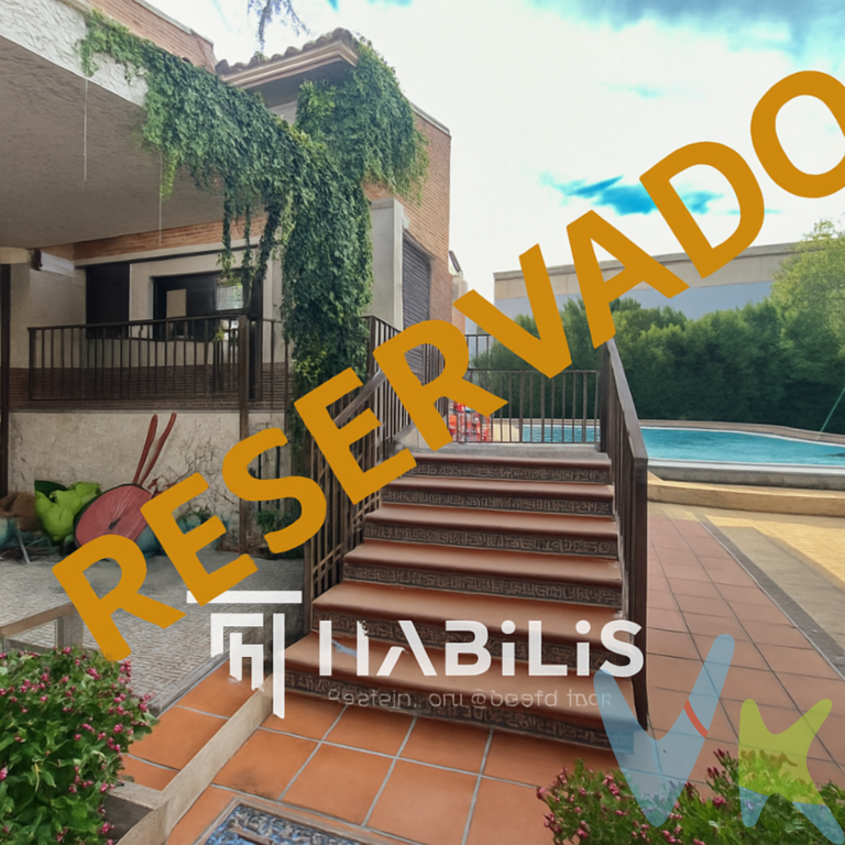 HABILIS Consulting Inmobiliario VENDE Chalet pareado de 165 m2 en parcela de 490 m2Esta es una magnífica casa en venta en una zona privilegiada de Cobisa. Desde el hall de entrada se accede al salón con un ambiente cómodo y espacioso. La cocina está totalmente equipada y cuenta con todos los electrodomésticos que puedas necesitar. En esta planta también encontramos tres dormitorios, dos baños (uno en suite) y armarios empotrados.La buhardilla, diáfana de 50 m2, espera tu toque personal para convertirla en lo que desees (despacho, estudio...). Incluso podría convertirse en otro dormitorio si fuera necesario.En el exterior encontramos un garaje techado, piscina, cenador, barbacoa, zona ajardinada y leñera. Todo ello en una parcela con mucho espacio para disfrutar tranquilamente o disfrutar de amigos y familiares. La vivienda también dispone de calefacción y agua caliente individual por gas, suelos de gres, acabados en gotelé, mosquiteras y ventanas de aluminio con doble acristalamiento y contraventanas abatibles. ?? Vivienda principal en planta: Recibidor, salón, cocina equipada, 3 habitaciones, 2 baños completos.?? Buhardilla diáfana de 50 m2.?? Zona exterior: Garaje, piscina, cenador, barbacoa, zona ajardinada, leñero y trastero.Cercano a servicios de uso cotidiano, Supermercados,  farmacia, guardería, colegio,  zonas verdes, parques, restauración, pistas de padel. Disponible TOUR VIRTUAL 360º.Concierte su VISITA sin compromiso. LE ESPERAMOS en nuestra Agencia Inmobiliaria en Calle Diputación Nº 7 (local) en Toledo o en el teléfono 925 169 747Nuestro Departamento Financiero le asesorará de la mejor financiación a su medida para su nuevo HOGAR#HAZLOMASPRACTICO