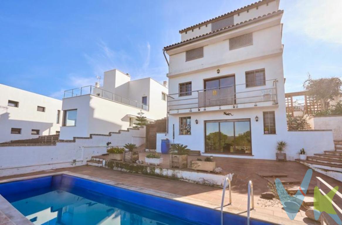Esta joya en Els Cards está lista para convertirse en el hogar de tus sueños..Descubre esta maravillosa casa independiente en Sant Pere de Ribes, ubicada en la tranquila y familiar urbanización Els Cards, al lado de Sitges y Vilanova i la Geltrú...Estarás a pocos minutos de todos los servicios esenciales, como colegios, hospitales, supermercados y transporte público,  porque esta casa te ofrece la tranquilidad de la vida en una urbanización familiar sin renunciar a la cercanía de todo lo que necesitas...Con una construcción sólida y de calidad, esta vivienda ofrece una gran amplitud y un sinfín de posibilidades gracias a sus 286 m² de espacio útil y una parcela de 448 m². Es ideal para quienes buscan comodidad y versatilidad, ya que cuenta con 5 habitaciones dobles (actualmente, 4 de ellas se usan como dormitorios y la quinta como segundo salón), además de 2 baños completos y un aseo, salón-comedor, cocina, garaje, zona abuhardillada, espacio exterior con piscina y mucho más..Esta casa destaca por su luminosidad y sus impresionantes vistas despejadas a mar y montaña, que aportan paz y una conexión constante con la naturaleza, además del mar y la montaña, verás Sitges y Sant Pere de Ribes desde tu propia terraza! La zona exterior está diseñada para disfrutar al máximo del buen clima de la zona, con piscina privada y una cómoda área de barbacoa, perfecta para reuniones familiares o momentos de relax. Y, por si no fuera suficiente, dispondrás también de una terraza superior de 42m2 con vistas panorámicas...Entre los detalles adicionales encontramos la cálida chimenea del salón, una encantadora buhardilla, detalles con vigas de madera y techos altos, distintos espacios para almacenaje, balcones y terrazas con bonitas vistas que te permitirán disfrutar del entorno privilegiado que rodea la casa...¡No dudes en venir a conocerla! Llámanos y te organizamos una visita...El precio en el anuncio no incluye impuestos de compra (ITP, IVA , AJD), ni los gastos de Notaría y Registro de la Propiedad. La información visual y documental del anuncio no tiene carácter contractual y puede no ser del todo precisa. El mobiliario y el equipamiento que se muestra en las imágenes no está incluido en el precio de venta..