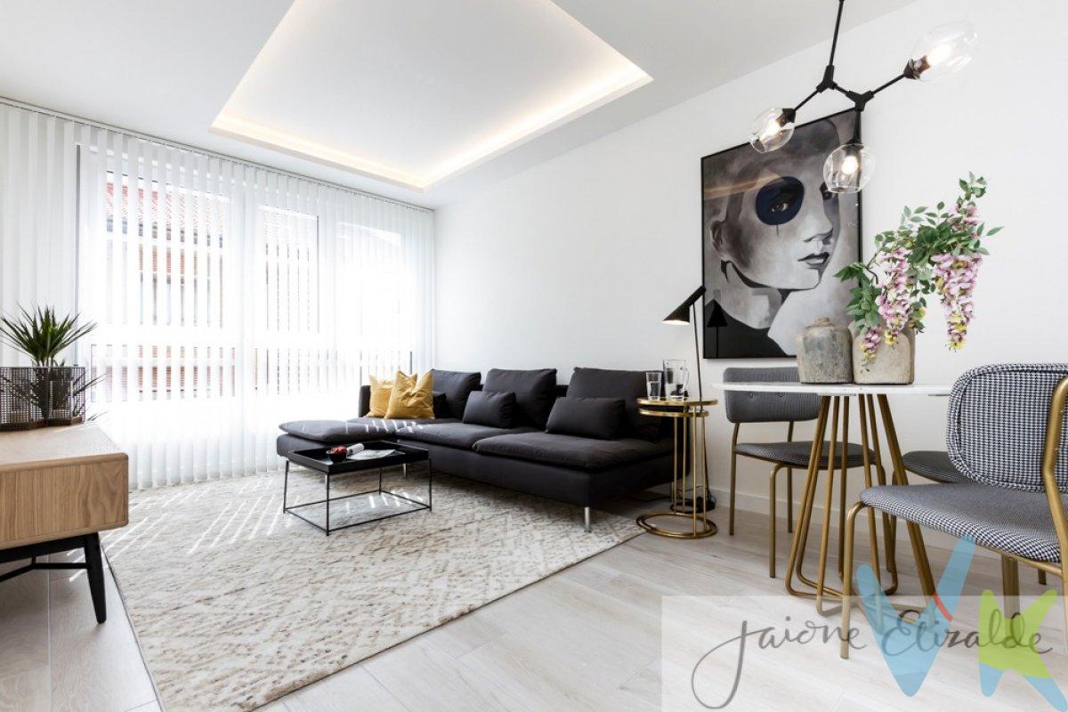 Extraordinario apartamento de reciente construcción, localizado en la mejor zona del II Ensanche. Ideal para una  persona o pareja que desee vivir en una zona privilegiada de la ciudad. El edificio ha sido recientemente rehabilitado en su totalidad obteniendo la mejor calificación energética posible, esto es, tipo A. Además la vivienda cuenta con calefacción a través de suelo radiante, con lo que le dota de mayor calidez.  .  Es una vivienda con altura, muchísima luz,  orientada al sur-oeste y amueblada con un gusto exquisito.  .  Consta de 1 dormitorio, 1 baño, cocina americana, y salón-comedor. La calefacción y el agua caliente están centralizados y medidos mediante contador individual,  los consumos de los mismos son a cuenta del arrendatario.  .  Así mismo,  dispone de trastero muy práctico de 6,40 m2 situado en la planta sótano del edificio.  .  Si está buscando una vivienda especial, esta es sin duda su futura casa.