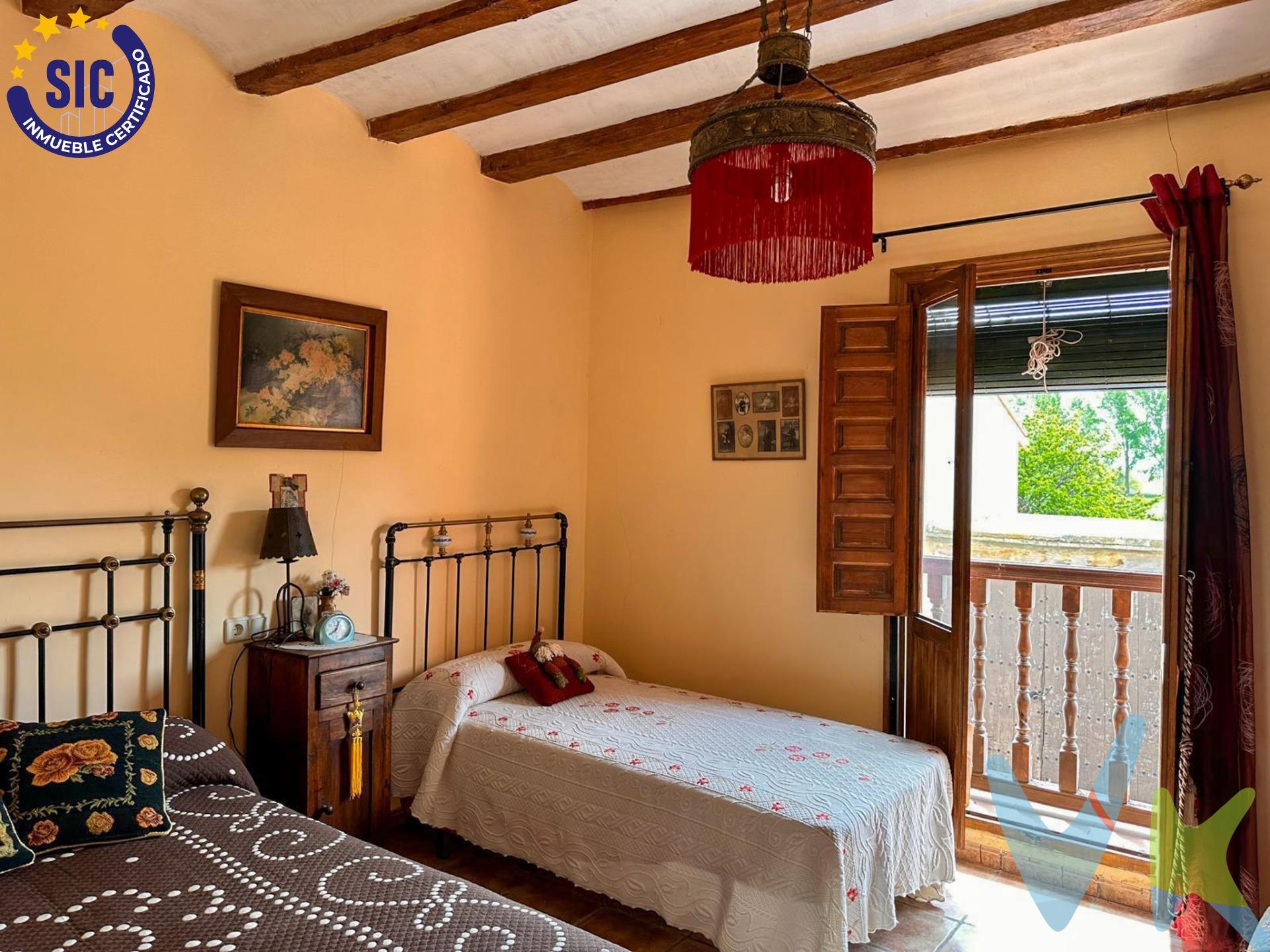 Encanto rústico con alma: acogedora casa reformada lista para entrar a vivir. . ¿Buscas un hogar con carácter, historia y ese toque especial que enamora? Esta encantadora casa de estilo rústico te transporta a otra época, sin renunciar a las comodidades de hoy. Ubicada en un entorno tranquilo, cuenta con techos de vigas vistas, suelos de barro cocido y una cuidada decoración tradicional que crea una atmósfera cálida y acogedora. El salón-comedor se integra con una cocina funcional de estilo campestre, ideal para disfrutar de veladas inolvidables junto al fuego. Los detalles únicos como los muebles antiguos restaurados, la iluminación artesanal y los elementos decorativos en forja y cerámica aportan un toque personal y auténtico. Perfecta como residencia habitual, segunda vivienda o incluso como alojamiento turístico rural. Características destacadas:. 	•	Reformada y lista para entrar a vivir. 	•	Estilo rústico con materiales nobles y detalles únicos. 	•	Cocina equipada. 	•	Chimenea tradicional. 	•	Excelente estado de conservación. En el pueblo Torremocha de Jiloca serás testigo de  la conjunción perfecta entre la aventura , la naturaleza  y la historia. Torremocha de Jiloca es una verdadera joya escondida con un entorno natural, donde la paz y la baja densidad de población es el mejor antídoto contra el estrés urbano. Solo 2 kilómetros está el vecino pueblo de Santa Eulalia, como paseo matinal puedes descubrir las bondades de este pueblo vecinal (banco, farmacia, ambulatorio, restaurantes, etc). También está muy cerca de Albarracín (uno de los pueblos más bonitos de España), Bronchales (bosques), Teruel (arquitectura mudéjar), las Lagunas de Gallocanta (aves migratorias) y Dinópolis (plan familiar estrella). Anímate y crea tus propias rutas compartidas: “Ruta del Silencio y del Viento: De Torremocha a Gallocanta pasando por Albarracín.”. Infraestructura única para un pueblo pequeño:. 	•	Piscina municipal, ideal para el verano. 	•	Circuito de karts, perfecto para atraer turismo familiar y deportivo. 	•	Aeródromo, un atractivo poco común que puede interesar a pilotos amateurs y turismo de altura. 	•	Ermita de la Virgen de los Molinos, punto de unión cultural y espiritual con Santa Eulalia, con gran valor patrimonial. Torremocha de Jiloca no es solo bonito y tranquilo: tiene actividad, aventura, historia, aire puro y está en una ubicación conectada pero sin estrés. Eso no lo ofrece cualquiera. Ideal para amantes de lo auténtico, de lo natural y de las casas con alma. ¡Ven a descubrirla y déjate conquistar!. La descripción del presente inmueble e imágenes tienen mero carácter informativo y en ningún caso carácter contractual, pudiendo ser modificados por la inmobiliaria comercializadora sin que ello implique responsabilidad alguna frente a terceros. En el precio de venta a público, esta propiedad NO incluye los gastos de adquisición (Notario, registro, gestión, honorarios, etc…).