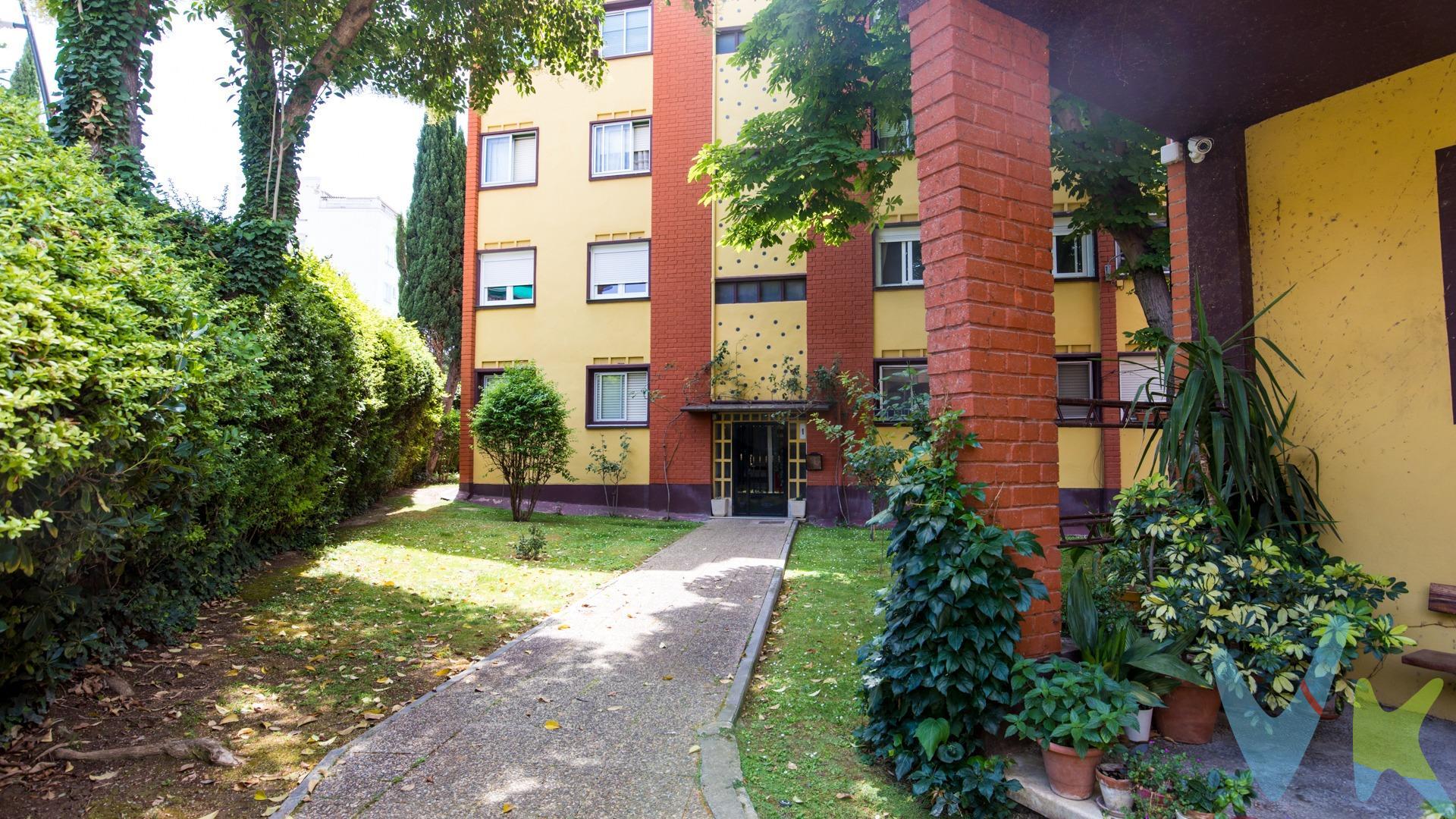 No todos los días se encuentra un piso para reformar dentro de un entorno así. Concretamente en Conjunto residencial Salduba. En Zaragoza hay viviendas con buena ubicación, pisos con potencial y oportunidades interesantes. Pero encontrar todo eso dentro de una urbanización cerrada, ajardinada, tranquila y con este nivel de encanto es bastante menos habitual. Aquí, antes incluso de entrar en casa, ya entiendes por qué este piso merece la pena. La entrada, los jardines, los caminos interiores, los árboles consolidados, las fuentes, los bancos, la sombra, la calma… Todo transmite esa sensación de estar en un pequeño refugio privado en plena ciudad. Un lugar cuidado, acogedor y con una personalidad que no se puede improvisar. Y precisamente ahí está el valor de esta vivienda: no compras solo un piso con proyección  compras la posibilidad de crear tu hogar —o una inversión con mucho sentido— dentro de una de las urbanizaciones más bonitas y especiales de Zaragoza. La vivienda se encuentra en Calle Fernando de Antequera, 2, en la zona de Ruiseñores, y cuenta con 58 m² construidos y 47 m² útiles, con una excelnete distribución. Actualmente dispone de 2 habitaciones individuales, salón, cocina, baño y una terraza que conecta salón y cocina, un detalle muy interesante para replantear la zona de día y darle más amplitud, luz y funcionalidad. El piso está para reformar por completo. No cuenta con calefacción ni aire acondicionado,  aunque sí tiene toma de gas. Esto permite partir de cero y diseñar la vivienda exactamente como necesitas: instalaciones, distribución, cocina, baño, climatización, acabados y estilo. Para vivir, puede convertirse en un hogar muy especial: práctico, íntimo, personalizado y ubicado en un entorno donde cada regreso a casa se siente diferente. La zona ofrece autobuses cercanos, tranvía, colegios, universidades, hospitales, zonas infantiles y todos los servicios necesarios para el día a día. Para invertir, también tiene una lectura muy clara: precio de entrada atractivo, ubicación consolidada, reforma con margen de mejora y un elemento diferenciador muy potente frente a otros pisos de la zona: sus zonas comunes. Tras una reforma, puede convertirse en una vivienda muy interesante tanto para alquiler como para vivir en ella y disfrutarla. Es importante tener en cuenta que se trata de un cuarto piso sin ascensor. Pero precisamente esa circunstancia permite acceder a una vivienda en Ruiseñores, dentro de una urbanización única, por un precio mucho más competitivo. No es una vivienda para quien busca entrar mañana a vivir sin tocar nada. Es para quien sabe mirar con perspectiva. Para quien entiende que una reforma bien planteada puede transformar por completo un piso. Para quien valora vivir en un entorno verde, tranquilo y privado sin renunciar a la ciudad. Para quien busca una inversión diferente, con ubicación, margen de mejora y un elemento que la hace destacar sobre el resto: unas zonas comunes realmente especiales. Porque esta vivienda no solo ofrece metros para reformar. Ofrece contexto, entorno y una oportunidad de crear algo propio en uno de esos lugares que se recuerdan desde la primera visita. (Este anuncio proporciona dos fotos de IA orientativas de una posible reforma del piso para ayudar al futuro comprador).