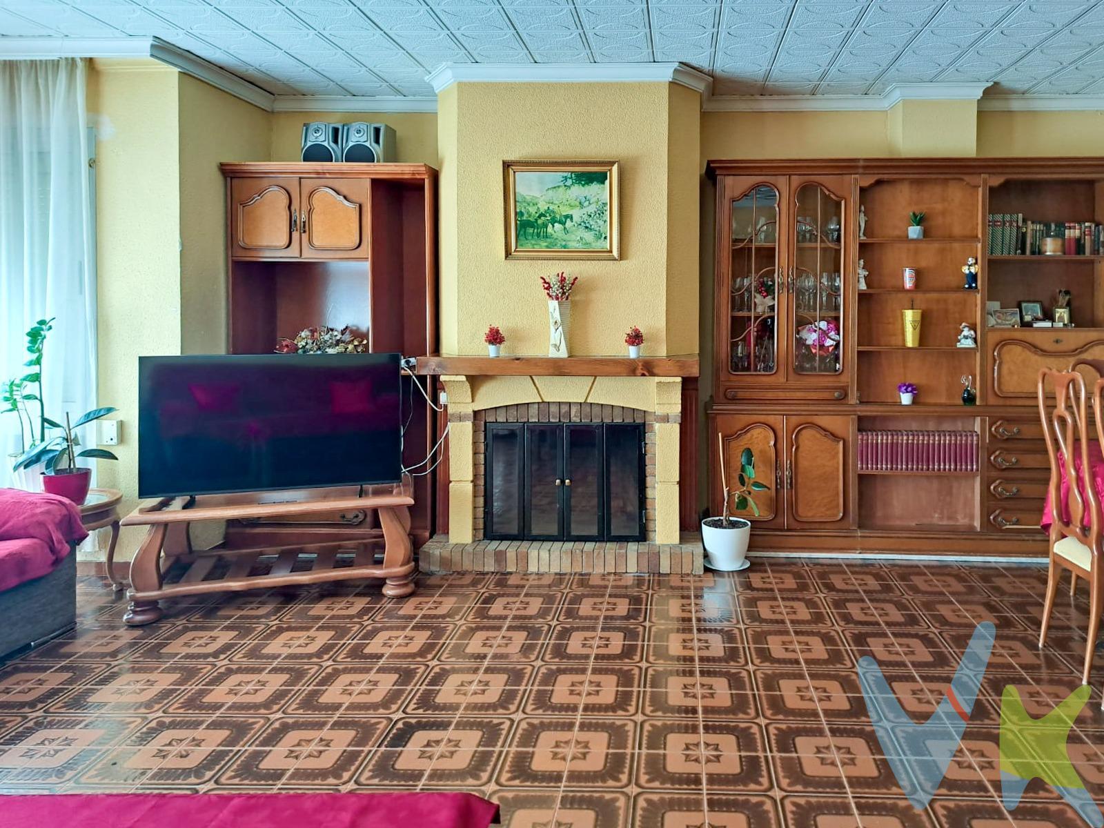 Si estás buscando un hogar amplio y funcional, este piso en segunda planta (¡ojo! sin ascensor) puede ser justo lo que necesitas. Con cuatro habitaciones, tendrás espacio de sobra para toda la familia, montar tu despacho, una sala de juegos o ese cuarto multiusos que siempre viene bien tener. El salón-comedor, amplio y lleno de luz natural, es perfecto para relajarte o compartir momentos inolvidables con los tuyos. La cocina independiente, totalmente equipada, cuenta con salida directa a una terraza con lavadero, ideal para el día a día. La vivienda dispone de un baño completo para uso general, mientras que la habitación principal destaca por ofrecer baño privado y un vestidor: ese toque de confort extra que siempre se agradece. Además, cuenta con un trastero, perfecto para guardar todo lo que no usas a diario y mantener el orden en casa. 📍 Ubicación inmejorable: A tan solo 150 metros del ambulatorio, cerca de colegios, tiendas y todos los servicios esenciales. Además, tendrás un acceso fácil tanto a la autovía como a la estación de metro, lo que convierte este piso en una opción ideal si valoras la movilidad sin renunciar a la tranquilidad. ¡Una oportunidad que no querrás dejar escapar! Ven a visitarlo y enamórate. El inmueble se encuentra certificado con el sello de ASICVAL el único sello de garantía del sector que asegura a los consumidores que las propiedades comercializadas cuentan con toda la información y documentación exigida por la normativa actual. Para más información y para programar una visita, no dude en ponerse en contacto con nosotros. Móvil 96 172 45 35. www.grupo-vive.com. vivexativa@grupo-vive.com. 