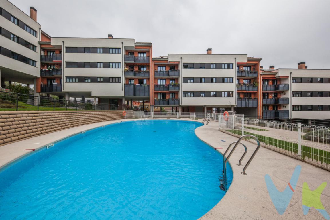  En el barrio de  VIESQUES, se encuentra este excepcional piso MUY LUMINOSO que ofrece una oportunidad única para quienes buscan un hogar acogedor y bien situado. A la venta se presenta este hermoso inmueble, situado en la tercera planta de un edificio construido en el año 2004, en la urbanización Puerta de Viesques,Con un generoso espacio de 68,24 metros cuadrados útiles y 77,22 metros cuadrados construidos, este piso dispone de dos amplias habitaciones que ofrecen el espacio perfecto para descansar y relajarse. Cada una de las habitaciones está diseñada para generar un ambiente de tranquilidad y confort, pensando en ofrecer la mejor calidad de vida a sus nuevos propietarios. Asimismo, el inmueble incluye un salón comedor muy luminoso, ideal para esos momentos de convivencia y descanso en familia.Este piso también viene completamente amueblado y con electrodomésticos incluidos, lo cual, sin duda, facilita y agiliza el proceso de mudanza, permitiendo que pueda instalarse de inmediato sin preocuparse por nada más que disfrutar de su nuevo hogar. Otro de los atractivos de esta propiedad es su acceso a una amplia gama de comodidades dentro del edificio. Cuenta con un ascensor que conecta todas las plantas, ofreciendo comodidad y accesibilidad a personas de todas las edades. Además, dispone de una PLAZA DE GARAJE propia  Y TRASTERO para asegurar la máxima tranquilidad y seguridad de tu vehículo. SE VENDE OTRA PLAZA MÁS DE GARAJE EN LA MISMA URBANIZACION A PARTE.Para los momentos de ocio y recreación, los residentes de este edificio pueden disfrutar de una magnífica zona de piscinas, ideal para relajarse en los días soleados o para darse un buen chapuzón cuando lo desee y una piscina climatizada para poder nadar en los días de invierno. Una zona ajardinada complementa las instalaciones comunitarias, proporcionando un espacio verde en el que poder desconectar del ritmo diario y disfrutar de la naturaleza sin salir de casa. Además de un gimnasio muy bien equipado y una pista de  squash.La ubicación de este piso es simplemente excelente. La zona de VIESQUES está muy bien comunicada, con paradas de autobús cercanas que facilitan el acceso rápido y cómodo a cualquier parte de Gijón. Además, el barrio ofrece una rica variedad de servicios esenciales, como supermercados, colegios, farmacias, y restaurantes.Si desea conocer más acerca de este maravilloso piso, no dude en ponerse en contacto. Estamos seguros de que una visita personal le permitirá apreciar mejor sus encantos y verlo como el hogar ideal para comenzar una nueva etapa de su vida en Gijón. Concierte una visita hoy mismo y permita que este excepcional espacio le enamore con todas sus posibilidades.EL PRECIO NO INCLUYE  IMPUESTO DE TRASMISIONES PATRIMONIALES, NOTARIA Y REGISTRO.