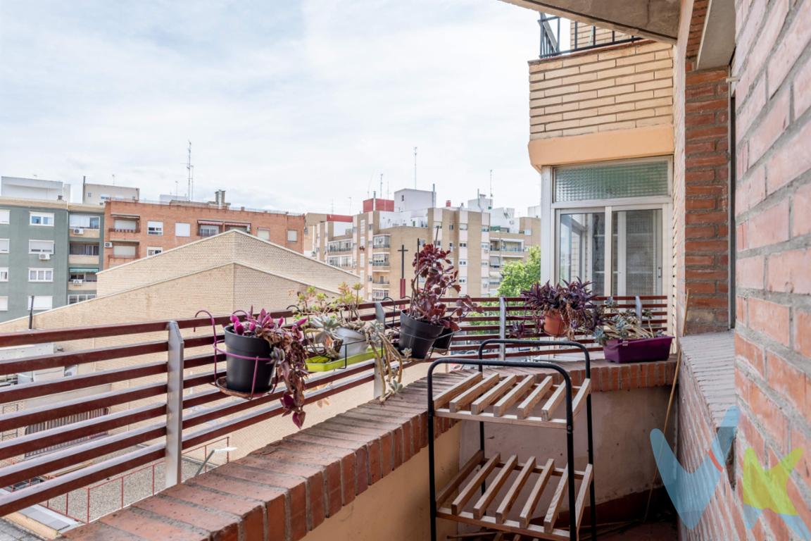 ¿Buscas un proyecto que realmente merezca la pena?. A veces, las mejores oportunidades no vienen con suelos de parqué brillante, sino con el potencial de convertirse en exactamente lo que tú decidas. En la calle Monasterio San Martín de Cillas, te espera una vivienda que es pura luz y posibilidades. Lo que hace especial a este 3º piso:. Vistas que dan respiro: Olvídate de mirar al muro del vecino. Al ser una tercera planta con vistas despejadas, disfrutarás de esa sensación de amplitud y luz natural que tanto escasea en la ciudad. Tu propia terraza: El salón conecta directamente con una terraza privada. El rincón perfecto para ese café de la mañana o para crear un oasis urbano lleno de plantas. Distribución inteligente: Con 3 dormitorios y 1 baño, tienes los metros cuadrados ideales para reformar sin desperdiciar espacio. ¿Prefieres un concepto abierto de cocina-salón? Aquí puedes hacerlo. Confort asegurado: Cuenta con calefacción central, un valor añadido que garantiza calidez en todo el hogar sin sorpresas en las facturas individuales de mantenimiento. ¿Vienes a ver su potencial con tus propios ojos? Contacta ahora para concertar una visita. *** Precio y Gastos:. En el precio de venta publicado no se incluyen los impuestos legalmente establecidos ni gastos derivados de la compraventa y de la inscripción del inmueble (I.T.P., Notaría y Registro de la Propiedad). 