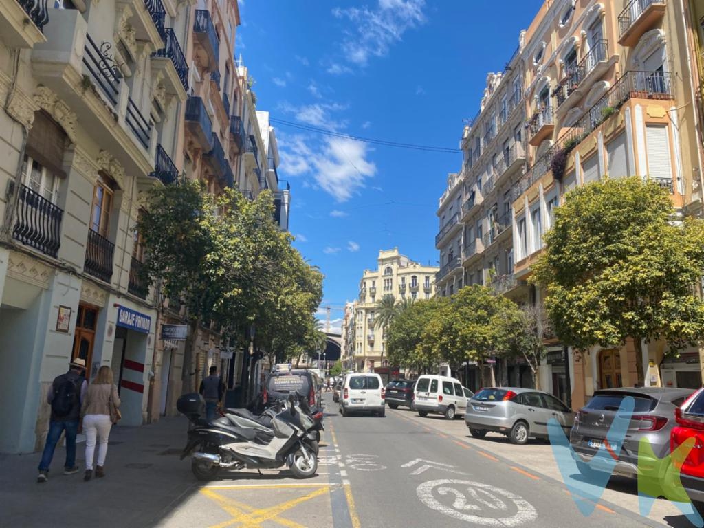  ***Exclusiva Oportunidad: Adquiera su Garaje en el Corazón de Valencia***Nos complace presentar una exclusiva oportunidad de adquirir un garaje en la vibrante zona de L\'Eixample - Russafa, en la ciudad de Valencia. Esta es una propuesta ideal para quienes buscan invertir en un lugar estratégico donde estacionar su vehículo y disfrutar de la comodidad de tener un espacio seguro en una ubicación privilegiada.Este garaje, con una superficie total de 19 metros cuadrados, se encuentra en la primera planta . La propiedad es una inversión atractiva, especialmente en una zona como ruzafa, donde la búsqueda de aparcamiento puede ser un desafío. Contar con un espacio propio garantiza tranquilidad y conveniencia en su día a día.La ubicación de este garaje es uno de sus puntos más destacados. Situado en el dinámico barrio de Russafa, goza de proximidad a algunos de los puntos más atractivos de la ciudad. Las calles de la zona están repletas de cafés, restaurantes, y tiendas, ofreciendo un ambiente animado y lleno de vida. Además, estar ubicado en L\'Eixample asegura acceso fácil y rápido a las principales vías de la ciudad, lo que lo convierte en una opción ideal tanto para quienes residen en el área como para los que buscan un punto de estacionamiento estratégico.Este espacio en venta es una solución perfecta para quienes valoran la seguridad y la accesibilidad. Al encontrarse en una planta elevada, el garaje ofrece una mayor protección contra posibles contratiempos asociados al nivel de la calle. El acceso mediante ascensor proporciona una conveniencia añadida, facilitando el traslado del vehículo y permitiendo un acceso cómodo.Además, adquirir este garaje no solo significa resolver las dificultades del estacionamiento, sino que también representa una inversión a largo plazo en una de las zonas de mayor revalorización de Valencia. El continuo crecimiento y desarrollo de L\'Eixample - Russafa asegura que este bien inmueble incrementará su valor con el tiempo, proporcionando un atractivo rendimiento sobre la inversión inicial. No dude en ponerse en contacto con nosotros para concertar una visita. Estamos a su disposición para proporcionarle toda la información adicional que requiera y para guiarle durante todo el proceso de adquisición. Visite esta propiedad cuanto antes para descubrir por sí mismo todas las ventajas que ofrece. Este garaje en L\'Eixample - Russafa es una de esas oportunidades que no aparecen todos los días. ¡Esperamos poder atenderle y facilitarle todos los detalles necesarios para que tome la mejor decisión!Agencia Registrada con el Nº 89 en el Registro Obligatorio de Agentes Inmobiliarios de la Comunitat Valenciana. Puede consultar en la web de la GVA:https://habitatge.gva.es/es/registres-en-materia-habitatge La oferta está sujeta a cambios de precio o retirada del mercado sin previo aviso. Este anuncio en su conjunto, incluyendo textos, fotos, imágenes o cualquier otro contenido de este, no es vinculante dado que la información es ofrecida por terceros y puede contener errores. Se muestra a título informativo y no contractual.Gastos de la compraventa a cargo de la parte compradora no incluidos en el precio del inmueble a tener en cuenta: .- ITP con carácter general en Valencia es del 10%, pudiendo corresponderle otro tipo impositivo atendiendo a sus circunstancias personales (por edad, renta o situación familiar primera vivienda habitual, etc?EUR? ) previstas legalmente.*Base imponible del impuesto el mayor valor entre el precio de compraventa, la tasación o el valor de referencia catastral. .- Gastos de notaría y registro, en su caso, suelen oscilar aprox; entre 1,5% y 2,5% (aranceles variables según valor de compraventa, n.º de copias, etc ). .- Si tramita la inscripción una gestoría, deberá abonar sus honorarios más iva ( en este caso suele oscilar entre los 250 y los 400 + iva). .- Honorarios de mediación inmobiliaria a cargo del comprador del 3% del precio final de venta más IVA (21%), salvo otro pacto. Por mandato expreso del propietario, comercializamos este inmueble en exclusiva, lo que le garantiza el acceso a toda la información, a un servicio de calidad, un trato fácil, sencillo y sin interferencias de terceros. Por este motivo, se ruega no molestar al propietario, a los ocupantes de la propiedad o a los vecinos. Muchas gracias por su comprensión. Si usted es agente inmobiliario y tiene un cliente para este inmueble, llámenos: estaremos encantados de colaborar.Se informa al consumidor que la agencia actúa como intermediaria inmobiliaria en la operación, estando cualquier eventual compraventa y sus condiciones sujeta a la aceptación expresa del propietario-vendedor y a la posterior formalización del correspondiente contrato.    
