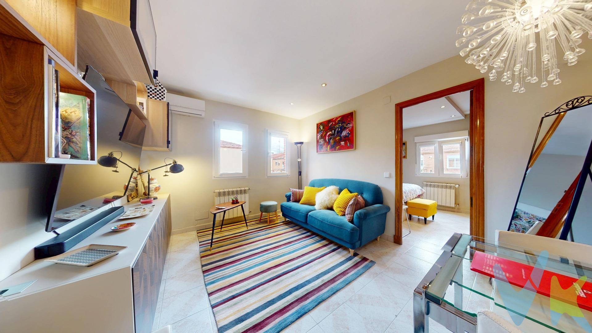 Descubre este moderno piso reformado de 2 habitaciones, situado en el barrio de Numancia, una zona con excelente comunicación y todos los servicios al alcance. Un hogar ideal para quienes buscan comodidad, eficiencia y estilo. ✨ Características principales del inmueble:. 🛏 2 habitaciones luminosas, con armarios empotrados y bien distribuidas. 🍽 Cocina equipada, moderna y totalmente funcional. 🔆 Ventanas con doble acristalamiento oscilobatientes en toda la vivienda, para un óptimo aislamiento térmico y acústico. 🚿 Baño equipado con inodoro japonés, incorporando confort y tecnología. 🌡 Calefacción eléctrica con domótica, controlable desde el móvil para optimizar el consumo. ❄🔥 Aire acondicionado con bomba de frío y calor, con 3 splits: uno en cada habitación y uno en el salón, garantizando una climatización perfecta durante todo el año. 🪟 Stores a medida en todas las ventanas, aportando elegancia, privacidad y confort lumínico. 🧱 Vivienda totalmente reformada, cuidada con materiales y acabados de calidad. 📍 Ubicación: San Diego – Madrid. Ubicado en un barrio dinámico, con excelentes servicios y muy bien comunicado:. 🚇 Transporte público cercano. Varias líneas de autobús con conexión directa al centro. Cercanía a estaciones de Metro y Cercanías, perfectas para desplazamientos diarios. 🛒 Servicios y prestaciones del entorno. Supermercados, comercios, farmacias y restaurantes a escasos minutos. Parques y zonas verdes para disfrutar del aire libre. Colegios y centros educativos próximos. Fácil acceso por carretera a M-30 y M-40, ideal para quienes se mueven en coche. Un hogar moderno, eficiente y perfectamente equipado para disfrutar desde el primer día. 📞 ¡No pierdas la oportunidad y ven a visitarlo!