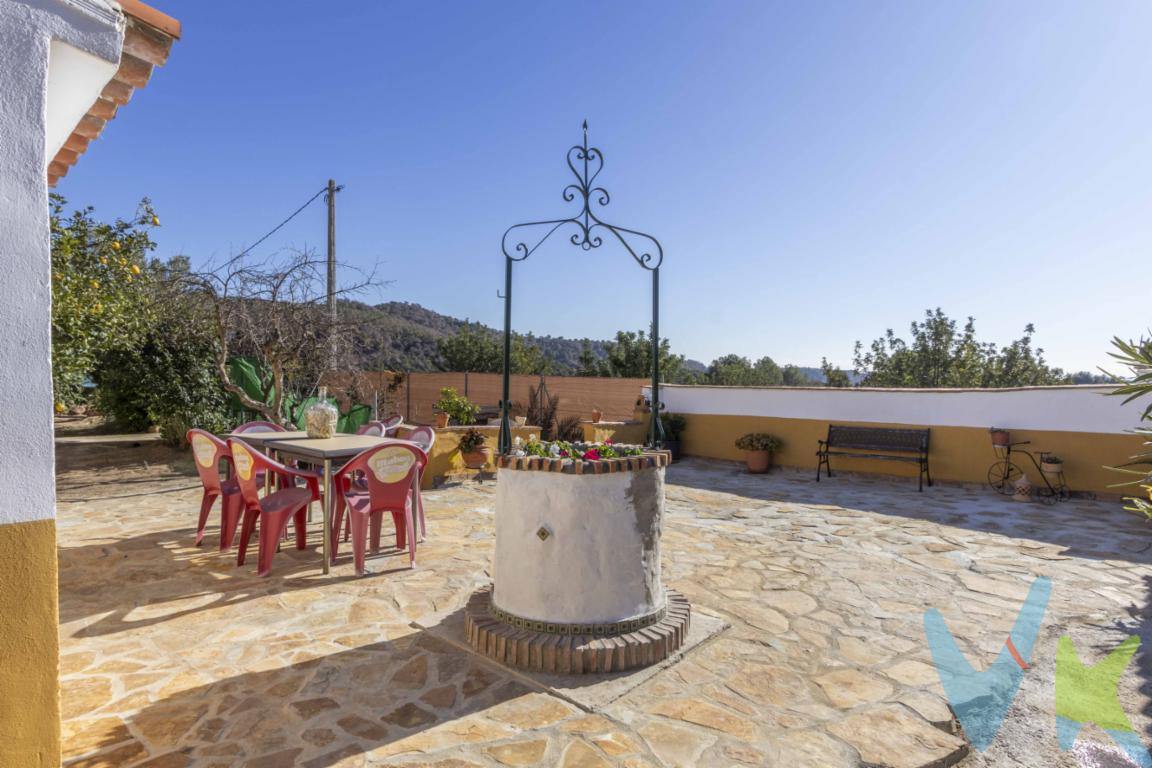 La casa tiene un diseño funcional y acogedor, con un total de tres habitaciones, un baño, y una cocina que se conecta con el comedor y el salón, lo que hace que los espacios sean abiertos y aprovechables. La vivienda no es moderna, pero está bien conservada, lo que permite adaptarla a las necesidades del propietario con algunas reformas si así se desea.El salón principal, de tamaño considerable, ofrece vistas al jardín y la piscina. Desde este espacio se puede acceder a una terraza exterior donde relajarse o disfrutar de una comida al aire libre. La piscina privada es otro de los puntos destacados de la propiedad, situada en el jardín y con una zona de solarium ideal para disfrutar del buen tiempo.El terreno rústico de aprox. 1000 metros, que acompaña a la casa , permitiendo un gran espacio para actividades al aire libre, huertos o simplemente disfrutar del entorno natural. Aunque el terreno es rural, la propiedad está bien conectada y es de fácil acceso, lo que la hace cómoda para vivir de manera permanente o como una segunda residencia.Albalat dels Tarongers y sus alrededores:Albalat dels Tarongers es un pequeño municipio que se encuentra a unos 15 kilómetros del mar, en la provincia de Valencia. El pueblo está rodeado de montañas y zonas rurales, lo que le otorga un ambiente tranquilo y apacible. Si bien se encuentra alejado del bullicio de las grandes ciudades, su proximidad a la costa y la ciudad de Valencia hace que sea un lugar muy cómodo para vivir.La localidad cuenta con los servicios básicos, como supermercado, centro médico, escuela, y algunos comercios. Para acceder a la playa, se tarda unos 20 minutos en coche, lo que lo convierte en un lugar ideal para quienes disfrutan de la calma del campo sin estar demasiado alejados del mar.La carretera CV-50 conecta Albalat dels Tarongers con la ciudad de Valencia en aproximadamente 40 minutos en coche, lo que permite disfrutar de la tranquilidad del pueblo sin perder el acceso a las comodidades urbanas. Además, el entorno natural de la zona permite realizar diversas actividades al aire libre, como senderismo y ciclismo.Conclusión:Esta propiedad en Albalat dels Tarongers ofrece una opción accesible para quienes busquen una casa con terreno y piscina en un entorno tranquilo. Con vistas al mar a unos 15 kilómetros de distancia y rodeada de naturaleza, es ideal para quienes valoran la paz del campo y la cercanía a la costa. La casa, aunque no es moderna, está en buen estado y es perfecta para aquellos que buscan una vida sencilla, en un entorno rural, pero con fácil acceso a la playa y la ciudad. 