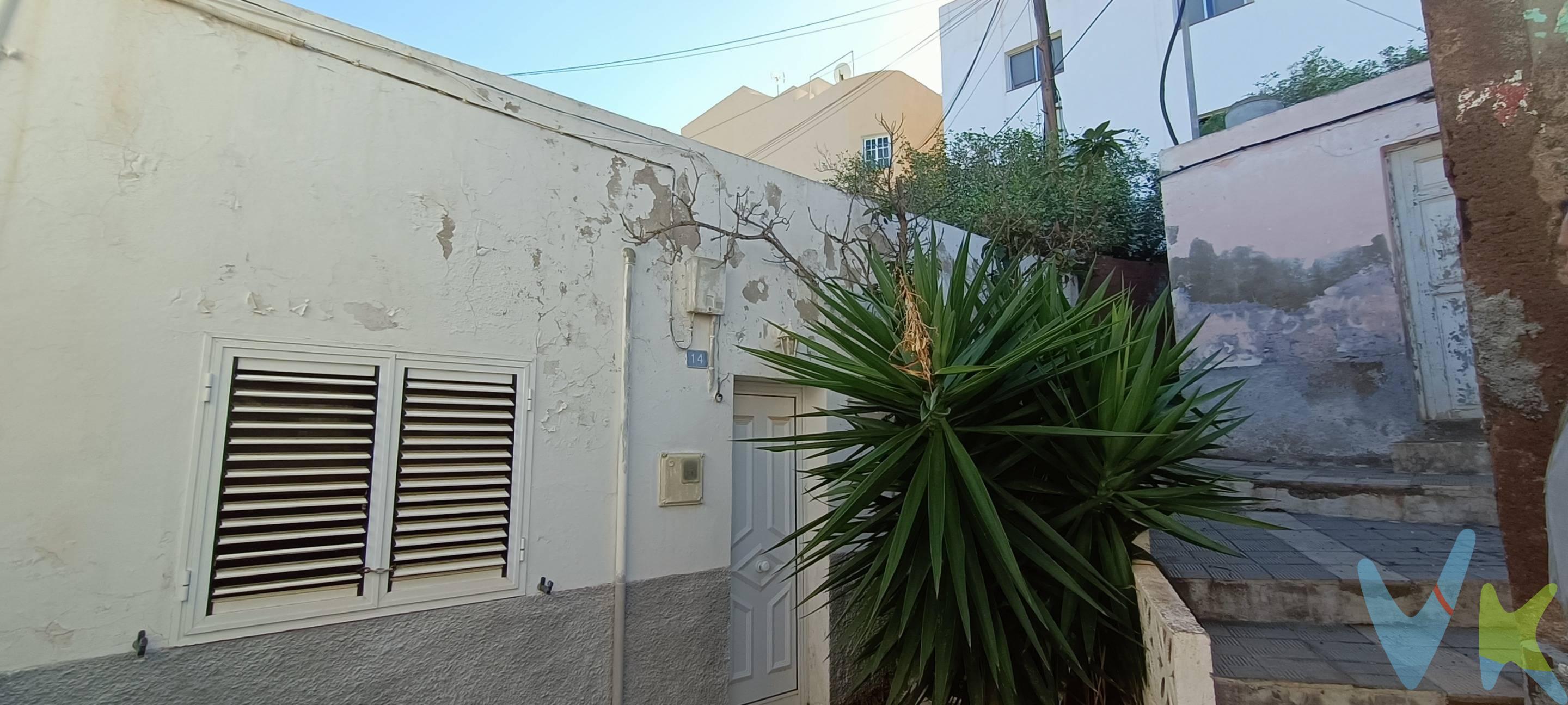 Solar en Punta de Hidalgo de 223 metros cuadrados, con una vivienda y almacen de 155 metros cuadtrados, no registrada, que está para reformar.  Estupenda oportunidad para hacer de esta propiedad tu vivienda habitual, para fines de semana o como inversión para rentabilizar. Aunque requiere de una gran reforma bien sea para hacer una nueva vivienda o invertir en la construcción existente y en los trámites de legalización es una muy buena oportunidad de futuro. Datos meramente informativos sin valor contractual. Impuestos y gastos de transmisión no incluidos en el precio de venta.
