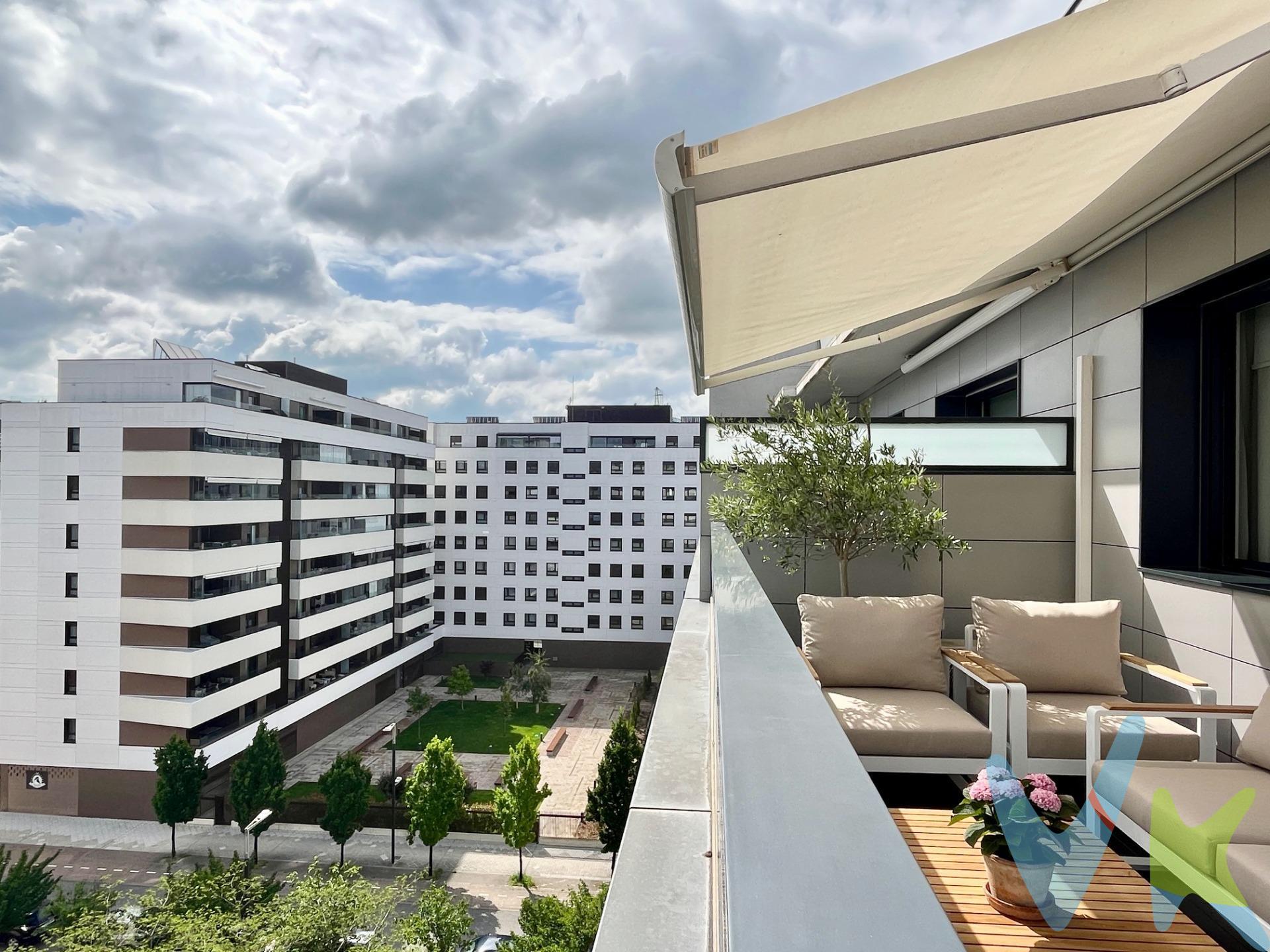 Descubre este espectacular ático situado en el corazón del Soto de Lezcairu, una de las zonas más deseadas y tranquilas. Este inmueble destaca por su diseño moderno y elegante, ubicado frente al hermoso parque de la Av. Cataluña. Con un amplio salón que se abre a una impresionante terraza privada de casi 20m², podrás disfrutar del aire libre y vistas excepcionales. La vivienda cuenta con tres acogedoras habitaciones; la principal con baño en suite y armario vestidor para mayor comodidad. Además, dispone de un segundo baño. Para compeltar incluye una generosa plaza de garaje superior a 14m² junto con trastero anexo, ideal para optimizar espacios o almacenar tus pertenencias sin preocupaciones adicionales. El edificio cuenta ademas con gimnasio y sala multiusos para la celebración de eventos familiares. Fecha de entrega 31 de octubre de 2025. Los datos recogidos tienen carácter informativo y no contractual. Las superficies indicadas son aproximadas con carácter descriptivo. El PVP no incluye impuestos (el Impuesto de Transmisiones Patrimoniales, I. V. A. o A. J. D. , en su caso)ni otros gastos de compraventa (notaría, registro de la propiedad, gastos financieros, etc. ).