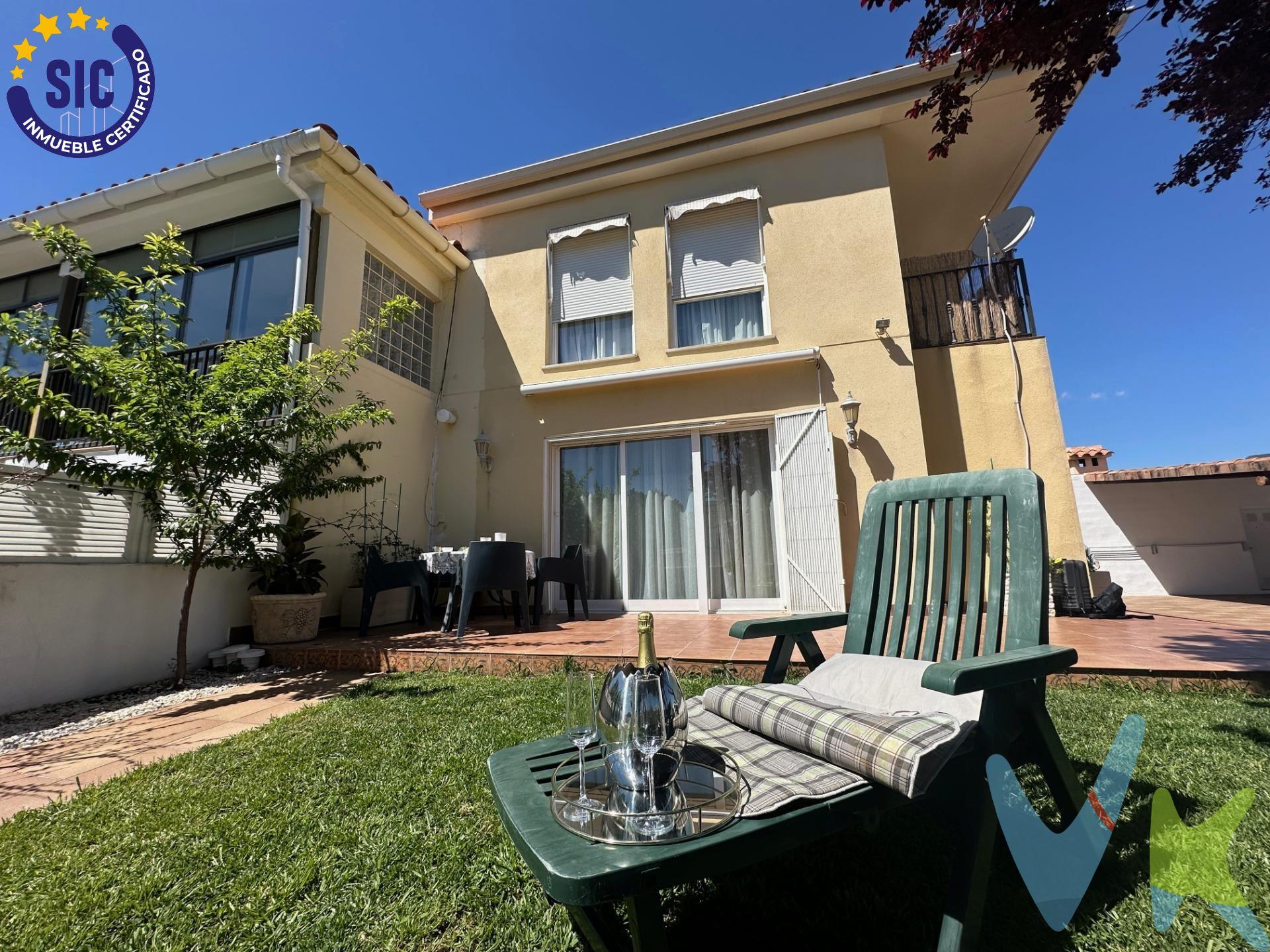 🏡 Exclusiva Villa Reformada en Benicasim. Confort, Estilo y Privacidad en un Entorno Natural Inmejorable. Déjate enamorar por esta maravillosa villa ubicada en una parcela privada de 400 m², ideal para quienes buscan tranquilidad, diseño y calidad de vida. Con 152,80 m² construidos distribuidos en dos plantas, esta propiedad ha sido reformada con estilo y atención al detalle, pensada para ofrecer bienestar y funcionalidad en cada rincón. Además, cuenta con licencia activa de Airbnb, lo que la convierte en una excelente oportunidad de inversión con rentabilidad inmediata. ✨ Planta Baja: Espacios Abiertos, Luz Natural y Conexión con el Exterior. Accede a una amplia terraza ajardinada que invita a disfrutar del buen clima mediterráneo durante todo el año. En su interior, un salón-comedor con cocina office forma un espacio diáfano y moderno, perfecto para compartir en familia o con amigos. Incluye:. Aseo de cortesía. Zona de lavandería totalmente equipada. Barbacoa exterior integrada, ideal para reuniones inolvidables. Zona de aparcamiento con capacidad para varios vehículos. ¿Recibes visitas con frecuencia? Dispondrás de un loft independiente en la misma planta, con comedor, cocina, dormitorio y armarios: el espacio perfecto para alojar invitados o tener tu propia zona de desconexión. 🛌 Planta Primera: Tu Refugio Personal. En la planta alta encontrarás una suite principal con baño privado, armarios empotrados y acceso a una terraza privada, donde despertar cada mañana se convierte en un lujo. Además, cuenta con:. 2 habitaciones dobles con armarios empotrados. 1 baño completo, moderno y funcional. 🛠️ Una Reforma que Aporta Valor. Reformada hace tan solo dos años, la vivienda ofrece materiales de calidad, acabados contemporáneos y soluciones eficientes. Dispone también de:. Aire acondicionado en distintas estancias. Ventanas con rejas de seguridad. Toldos instalados para protegerte del sol y mejorar el confort interior. 📍 Ubicación Privilegiada en Benicasim. Situada en una zona tranquila, pero muy bien comunicada, esta villa está rodeada de todos los servicios necesarios para el día a día:. colegios, farmacias, supermercados, centros médicos, restaurantes y zonas verdes. Y lo mejor: a tan solo minutos del mar. 🔑 ¡Ven a conocerla y empieza a imaginar tu nueva vida aquí o tu próxima inversión rentable!. Este inmueble es en exclusiva, con lo que le facilitamos cualquier información sobre la vivienda. Por este motivo, solicitamos no molesten al propietario, ocupantes de la propiedad, vecinos o conserje de la comunidad. En todos los casos los precios expuestos son más impuestos y gastos derivados de la transmisión del inmueble. 