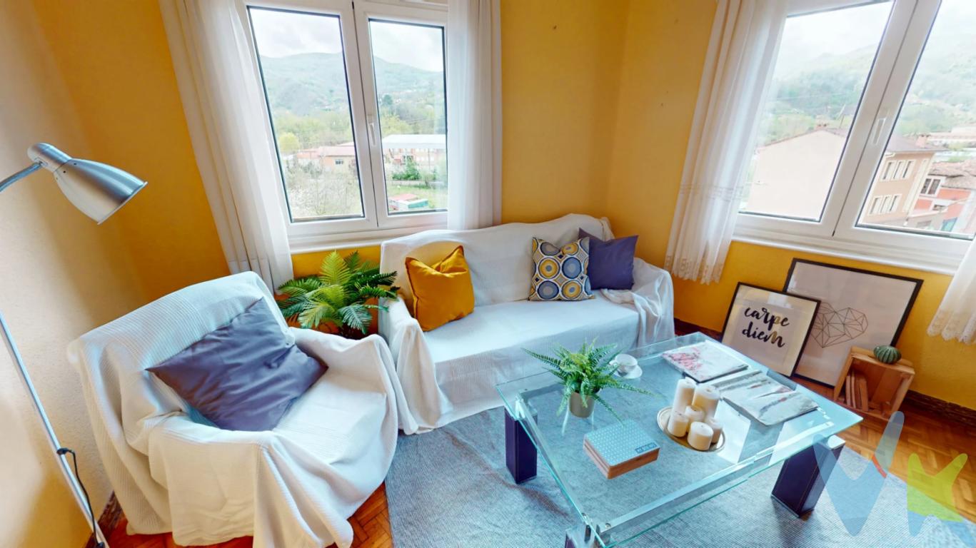 Se vende piso amplio y luminoso en Blimea, en el concejo de San Martín del Rey Aurelio. Una vivienda cómoda y bien situada, ideal tanto como residencia habitual para familias como para quienes buscan una inversión con buena rentabilidad.

La vivienda se encuentra en una tercera planta con ascensor, lo que aporta comodidad y accesibilidad en el día a día. Dispone de cuatro habitaciones, una distribución muy valorada actualmente por familias que necesitan espacio o por quienes desean destinar una de las estancias a despacho o zona de trabajo.

El piso cuenta con una distribución funcional que permite aprovechar bien todas las estancias, ofreciendo amplitud y múltiples posibilidades de adaptación según las necesidades de cada comprador.

Blimea es una localidad tranquila con todos los servicios necesarios para la vida diaria: comercios, supermercados, colegios, transporte público y centro de salud. Además, se encuentra a pocos minutos de Sotrondio y El Entrego y con buenas conexiones hacia Oviedo y Gijón.

Una oportunidad interesante para quienes buscan una vivienda amplia en una zona tranquila de Asturias o para inversores que deseen obtener rentabilidad en alquiler.

Para más información o para concertar una visita, no dude en ponerse en contacto con nosotros

En el precio no están incluidos los gastos notariales, de registro, gestoría ni impuesto de transmisiones