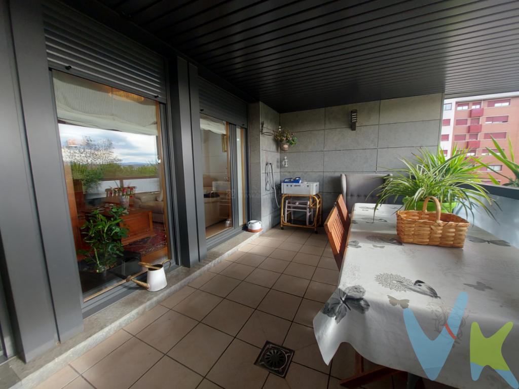 Vivienda en Residencial en Cascajos, zona residencial de Logroño.Se presenta una oportunidad única para adquirir un espléndido piso en la cotizada zona de Cascajos, Logroño. Este inmueble, disponible para venta, ofrece 109 m² construidos que destacan por su diseño funcional y elegante. Ubicado en la segunda planta de un edificio edificado en el año 2005, el piso combina modernidad y comodidad.El salón, amplio y luminoso, ofrece un acceso directo a una terraza. Con tres habitaciones, este piso es ideal para familias que buscan un espacio acogedor y funcional. Todas las habitaciones han sido diseñadas para optimizar el espacio y la luz, asegurando un ambiente armonioso y sereno.El inmueble destaca por su cocina moderna, completamente equipada con electrodomésticos. La propiedad cuenta con 2 baños en perfecto estado, con acabados modernos, pensado para brindar el máximo confort. El edificio ofrece diversas comodidades, empezando por un ascensor que facilita el acceso a la vivienda desde la planta baja. Para quienes poseen vehículo, el piso incluye una plaza de garaje, asegurando tranquilidad y seguridad. Adicionalmente, se dispone de un trastero, proporcionando un espacio extra de almacenamiento que siempre es valorado.Un gran atractivo de esta propiedad es su piscina comunitaria. Un oasis personal donde disfrutar del verano y relajarse al aire libre, desconectando de la rutina diaria sin necesidad de salir de casa. Esta característica exclusiva añade un valor incalculable a la calidad de vida de los residentes.La ubicación del inmueble es inmejorable. Situado en una de las mejores zonas de Logroño, goza de una comunicación excelente con el resto de la ciudad. Transporte público, como el autobús, está a pocos minutos caminando, facilitando el acceso a diversos puntos de interés de la ciudad. Esta particularidad convierte a la ubicación en un perfecto equilibrio entre tranquilidad residencial y acceso urbano.El entorno de Cascajos es conocido por su vida de barrio activa, con servicios próximos como supermercados, colegios y zonas de ocio. Los futuros dueños de esta propiedad tendrán a su alcance todo lo necesario para una vida cómoda y agradable.Se invita cordialmente a los interesados a visitar este excepcional piso y descubrir personalmente todo lo que ofrece. No dude en ponerse en contacto para concertar una cita. Aquí encontrará no solo una casa, sino un lugar donde crear inolvidables recuerdos. Cada rincón de este piso está pensado para ofrecer calidez, confort y calidad de vida, elementos clave que hacen de esta propiedad la elección ideal para su próximo hogar. 