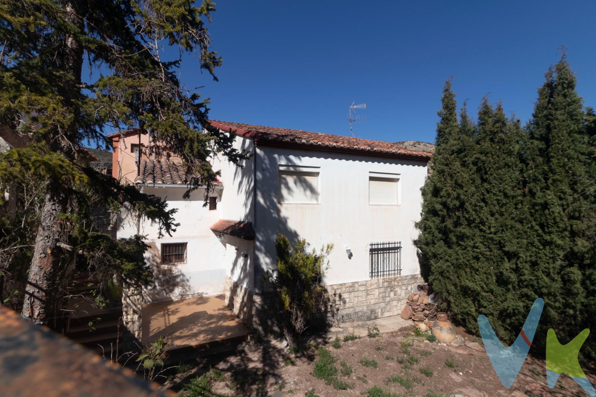 Hay veranos que nunca se olvidan… y ahora puedes hacer que tus hijos vivan los suyos. En El Cuervo, esta casa de pueblo te conecta directamente con esos recuerdos que forman parte de ti: las calles tranquilas, la vida sin prisas, las tardes eternas y la libertad de crecer en un entorno auténtico. Hoy tienes la oportunidad de volver, pero de una forma diferente. De convertir este lugar en el punto de encuentro de tu familia, donde tus hijos podrán correr, jugar y descubrir el mismo estilo de vida que tú disfrutaste. Además, el entorno sigue siendo uno de sus mayores tesoros. Naturaleza en estado puro, con rutas de senderismo tan especiales como los Estrechos del río Ebrón, paseos entre montañas, caminos para bici y rincones que invitan a desconectar de verdad. Un pueblo con esencia, rodeado de paisajes únicos, donde cada escapada se convierte en un plan. No es solo una casa. Es volver a casa.
