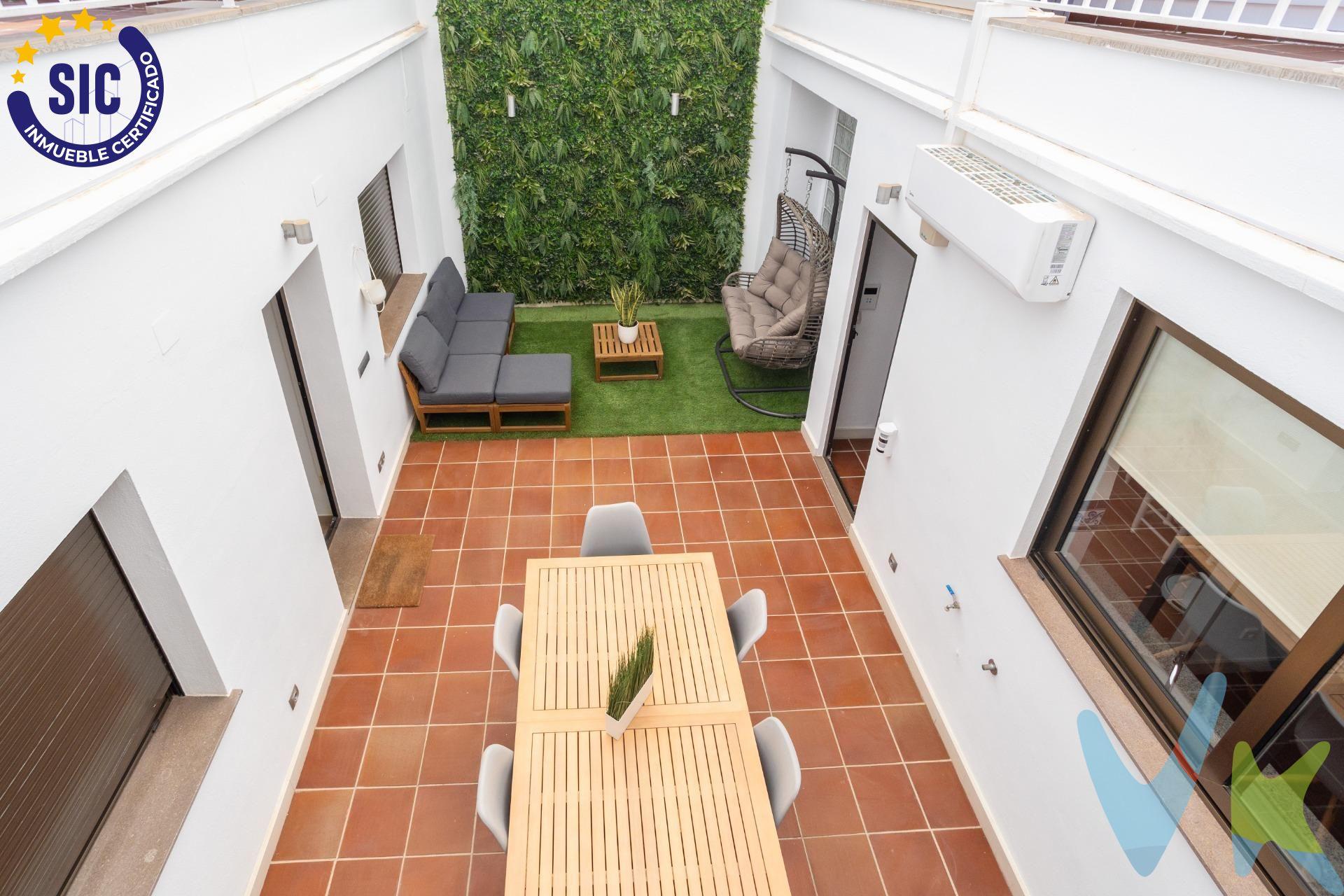 Presentamos en VENTA O ALQUILER CON OPCIÓN A COMPRA una joya arquitectónica en entorno tranquilo: LUZ, DISEÑO Y PRIVACIDAD EN CADA RINCÓN. En una calle serena, se alza esta vivienda única, concebida para quienes buscan EXCELENCIA, CONFORT Y PRIVACIDAD. Distribuida en tres alturas más un solárium, ofrece una EXPERIENCIA DE VIDA INIGUALABLE, donde el DISEÑO se fusiona con la FUNCIONALIDAD más refinada. La LUZ NATURAL  fluye desde una majestuosa claraboya central, iluminando cada estancia de la casa —incluso los baños— y generando una atmósfera cálida y envolvente. Las persianas eléctricas en toda la vivienda, junto con luces LED regulables, radiadores centrales, sistema de alarma, ventanas de alta eficiencia y puertas de seguridad, conforman un HOGAR DE ALTA GAMA. Las paredes con doble cámara aseguran un AISLAMIENTO ACÚSTICO sobresaliente, garantizando privacidad y serenidad en el interior. Desde diciembre de 2023, esta casa cuenta además con una instalación de PLACAS SOLARES que no solo reduce considerablemente el consumo eléctrico, sino que también te permite vivir de forma más sostenible y eficiente. Ahorra en tus facturas mientras cuidas del planeta, aprovechando al máximo la energía del sol que baña tu terraza cada día. El sótano, de generosas dimensiones, alberga capacidad para aproximadamente seis vehículos y permite incorporar un gimnasio privado o espacio de recreo personalizado, además de un aseo. . Tanto la vivienda como el garaje tienen salida a dos calles. . La planta principal acoge un elegante recibidor que da paso a un salón con VINOTECA y una sala de descanso independiente. La cocina office, de líneas limpias y modernas, dispone de encimera Silestone, frigorífico doble, armarios empotrados en toda una pared, sistema de osmosis y electrodomésticos de alta calidad. En esta misma planta, encontramos tres dormitorios dobles, todos con armarios empotrados, televisores y un alto nivel de confort. Se disponen también dos baños completos de grandes dimensiones: uno de uso general y otro integrado en la suite principal, que además cuenta con un ESPACIOSO VESTIDOR y acceso a una TERRAZA cuidadosamente amueblada que se convierte en una prolongación del dormitorio: un rincón ideal para el descanso, la lectura o una copa al atardecer, gracias a sus detalles decorativos que invitan a disfrutar del exterior en total intimidad. Completan esta planta una zona de LAVANDERIA INDEPENDIENTE, equipada con lavadora y secadora de primeras marcas, y ZONA GOURMET CON PAELLERO. La segunda planta de 80m2 diáfana y versátil, incluye una estancia con un despacho versátil, ideal para trabajar desde casa o convertirse en el lugar que siempre has soñado según tus necesidades, con armarios a medida y salida a un espectacular solárium con vistas despejadas, equipado con hamacas de diseño, ducha exterior y aseo: un espacio pensado para desconectar y disfrutar del entorno con total privacidad. Una vivienda singular, donde la estética, la calidad constructiva y el bienestar se unen para ofrecer un estilo de vida excepcional. Contáctanos para agendar una visita y estaremos encantados de atenderte! 🏡✨. La descripción y los datos del presente inmueble tienen carácter meramente informativo y en ningún caso contractual. En el precio de la vivienda no están incluidos los honorarios de agencia, gastos de compraventa y/o financiación. Por mandato expreso del propietario, comercializamos este inmueble en exclusiva compartida, lo que garantiza un servicio de calidad, un trato fácil y personalizado, una gran difusión en nuestras redes compartidas y sin interferencias de terceros. Por este motivo se ruega no molestar al propietario, a los ocupantes de la propiedad, a los vecinos o conserjes del edificio si los hubiera. Si eres una agencia, llámanos colaboraremos contigo. Muchas gracias. 