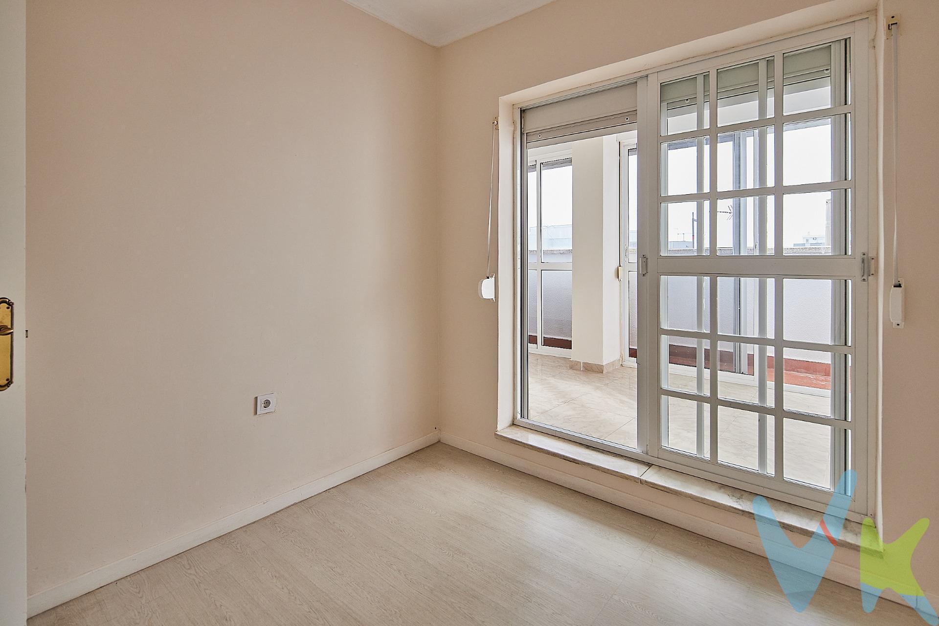  Ático familiar reformado con terraza, garaje y ubicación inmejorable en Cádiz .  A un paso de la playa Santa María del Mar | 4 habitaciones | Amplia terraza | Garaje opcional. ¿Estás buscando el hogar perfecto para ver crecer a tus hijos sin renunciar a calidad de vida?. Este ático único en la zona reúne todo lo que una familia joven necesita: espacio, luz, ubicación y comodidad.  Características principales:.  3 habitaciones con armarios empotrados : espacio para cada miembro de la familia, mas una habitación con salida a la amplia terraza acristalada donde crear un fantástico despacho, zona de juegos o ampliar el salón.  2 baños reformados: funcionalidad y estilo para el día a día.   Aire Acondicionado por split. .  Terraza acristalada privada y amplia: ideal para comidas en familia o amigos, con posibilidad de abrirla de nuevo si así lo deseas.  Edificio con ascensor: comodidad total, especialmente con niños pequeños.  Reforma reciente: listo para entrar a vivir, sin obras ni sorpresas.  Plaza de garaje amplia opcional para coche grande o coche y moto (45.000 €): olvídate de dar vueltas para aparcar.  Ubicación privilegiada:. A 2 minutos andando de la Playa Santa María del Mar. Rodeado de los mejores colegios de la ciudad. Cercano a supermercados, zonas verdes, transporte y todos los servicios que necesitas para el día a día.  “Este ático no es solo una vivienda, es una inversión en la calidad de vida de tu familia.”.  No dejes pasar esta oportunidad. Viviendas así, en esta zona, no aparecen todos los días. Contáctanos y ven a visitarlo. Tu nuevo hogar familiar en Cádiz te está esperando.