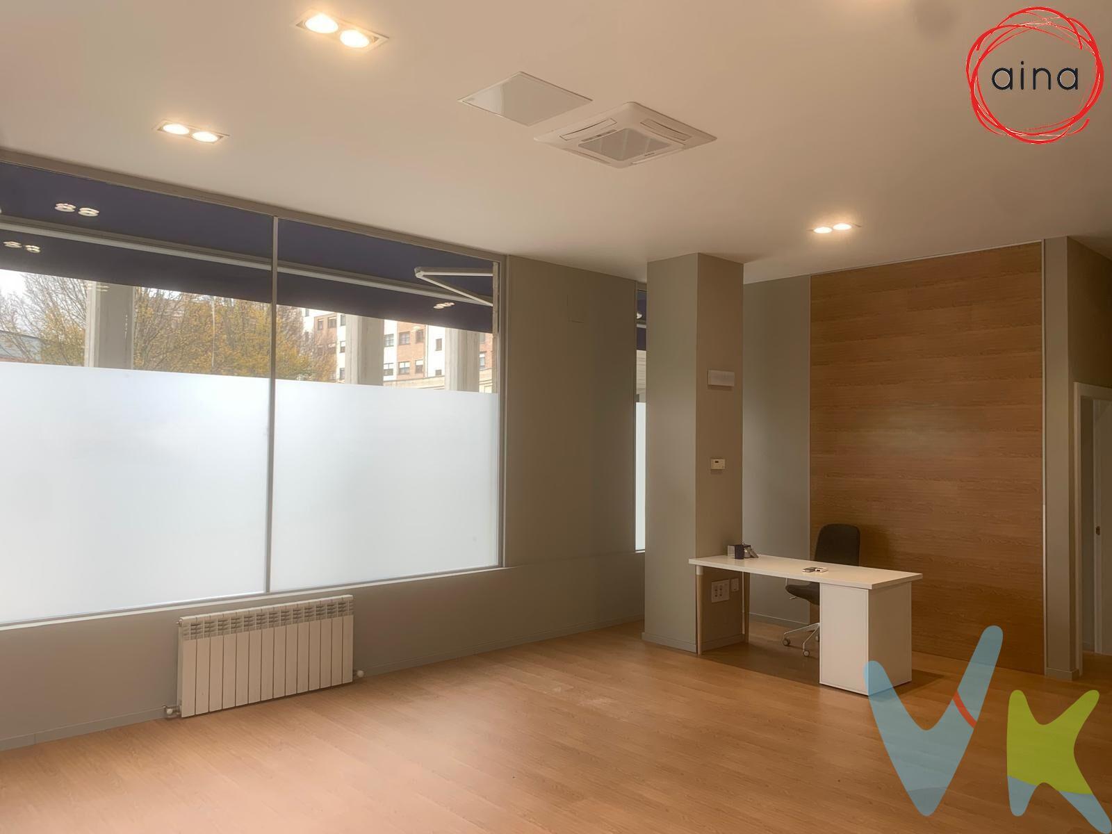 ¡Oportunidad única en Zizur Mayor! Se vende o alquila magnífico  local comercial reformado en una ubicación privilegiada, justo a lado del del Ayuntamiento y rodeado de todos los servicios como cafeterías, supermercados, fruterías y más. Este local de esquina de 81 m² construidos (75 m² útiles) ha sido completamente acondicionado en los últimos 5 años, convirtiéndolo en un espacio ideal para tu negocio. La distribución del local incluye una amplia sala de 41,65 m² que ofrece capacidad para 3-4 puestos de trabajo y una zona de espera para clientes. Además, cuenta con un aseo, un pequeño almacén, y un archivo de 9,40 m² en el fondo, donde se encuentran la caldera de gas individual para calefacción y agua caliente sanitaria. Al fondo también encontrarás un despacho adicional de 11,65 m², perfecto para reuniones o como despacho principal. El local destaca por su gran visibilidad gracias a sus dos amplios escaparates, que te permitirán promocionar tu negocio y atraer la atención de todos los transeúntes. Su ubicación estratégica, en una zona con un constante flujo de personas, lo convierte en el lugar perfecto para iniciar tu proyecto emprendedor. En Venta: 138.000 € en Alquiler: 800 €/mensuales y también se contempla un Alquiler con Opción de Compra si lo desea. ¡No dejes pasar esta oportunidad! Llama ahora para agendar una visita y conocer en persona todo el potencial de este local en una de las mejores zonas de Zizur Mayor. Los datos proporcionados son meramente informativos y no tienen valor contractual. El precio de venta no incluye impuestos ni gastos de transmisión.