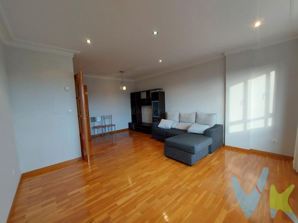 INMOBILIARIA SOLOZABAL presenta una magnífica oportunidad en Cascajo en Logroño.Inmueble luminoso , soleado, ideal para quienes buscan confort ; con excelentes conexiones de transporte tanto por tren como por autobús.Situado en la tercera planta de un edificio construido en el año 2001, este espacioso piso de 104 metros cuadrados construidos  está diseñado para aquellos que desean vivir cómodamente. Tres  ( 3 ) Dormitorios , amplios y acogedores .  Dos  ( 2 ) Baños .La cocina se presenta completamente amueblada y equipada con electrodomésticos. Entre las comodidades de la Urbanización  :  Zona  ajardinada con Piscina . El piso también incluye un práctico trastero bajo-cubierta . Este inmueble cuenta con una plaza de Garaje, asegurando que siempre tendrás aparcamiento disponible sin complicaciones. El entorno de Cascajos es conocido por su tranquilidad y calidad de vida, siendo una de las zonas más buscadas de Logroño. Vivir aquí te ofrecerá la comodidad de tener todos los servicios esenciales a un paso  : Supermercados , Farmacias , Centros Educativos  y  mucho más.No importa cuál sea tu objetivo ; ya sea invertir en una propiedad con todas las facilidades modernas o simplemente encontrar el lugar ideal para establecer tu hogar familiar , este piso satisface todas esas expectativas. Es una oportunidad única que representa una excelente relación calidad-precio en una de las mejores ubicaciones de Logroño.Si estás interesado en una visita, estaremos encantados de acompañarte . Verás de primera mano todo lo que este inmueble tiene para ofrecer y comprobarás por qué es una opción que no debes dejar pasar. Contacta con nosotros para más información  y  da  el primer paso  hacia tu nuevo hogar.Te esperamos para abrirte las puertas de esta  V i v i e n d a . 