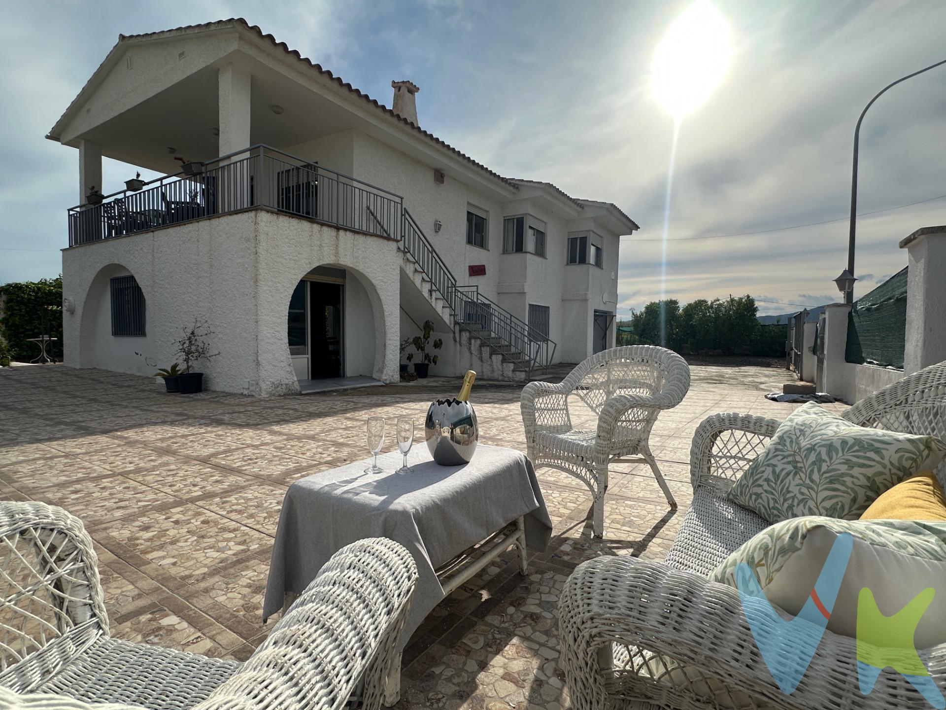 Descubre esta magnífica villa unifamiliar en Benicasim Golf, una de las zonas más exclusivas y tranquilas de Benicasim. Ubicada sobre una amplia parcela de 940 m², esta propiedad de 220 m² construidos ofrece el equilibrio perfecto entre privacidad, comodidad y funcionalidad para toda la familia. Distribuida en dos plantas, esta vivienda cuenta con:. ✅ 5 dormitorios (incluyendo un apartamento independiente). ✅ 2 baños completos y un aseo. ✅ Salón-comedor con cocina office de 62 m². ✅ Terraza amplia y soleada con acceso desde el salón y la cocina. ✅ Apartamento con entrada propia, ideal para invitados o alquiler vacacional. ✅ Garaje cerrado para un coche + espacio exterior para varios vehículos. ✅ Zona ajardinada con espacio para instalar piscina. ✅ Trastero, aire acondicionado en comedor superior, armarios empotrados y chimenea. Ubicada en una zona residencial muy demandada, ideal tanto como residencia habitual como para escapadas vacacionales. Además, cuenta con fácil acceso a servicios, playas, colegios y el centro urbano. 🌿 ¿Buscas espacio, tranquilidad y buena ubicación en Benicasim? Esta es tu oportunidad. 📍 A solo minutos de la playa y con excelente conexión con Castellón y Valencia.