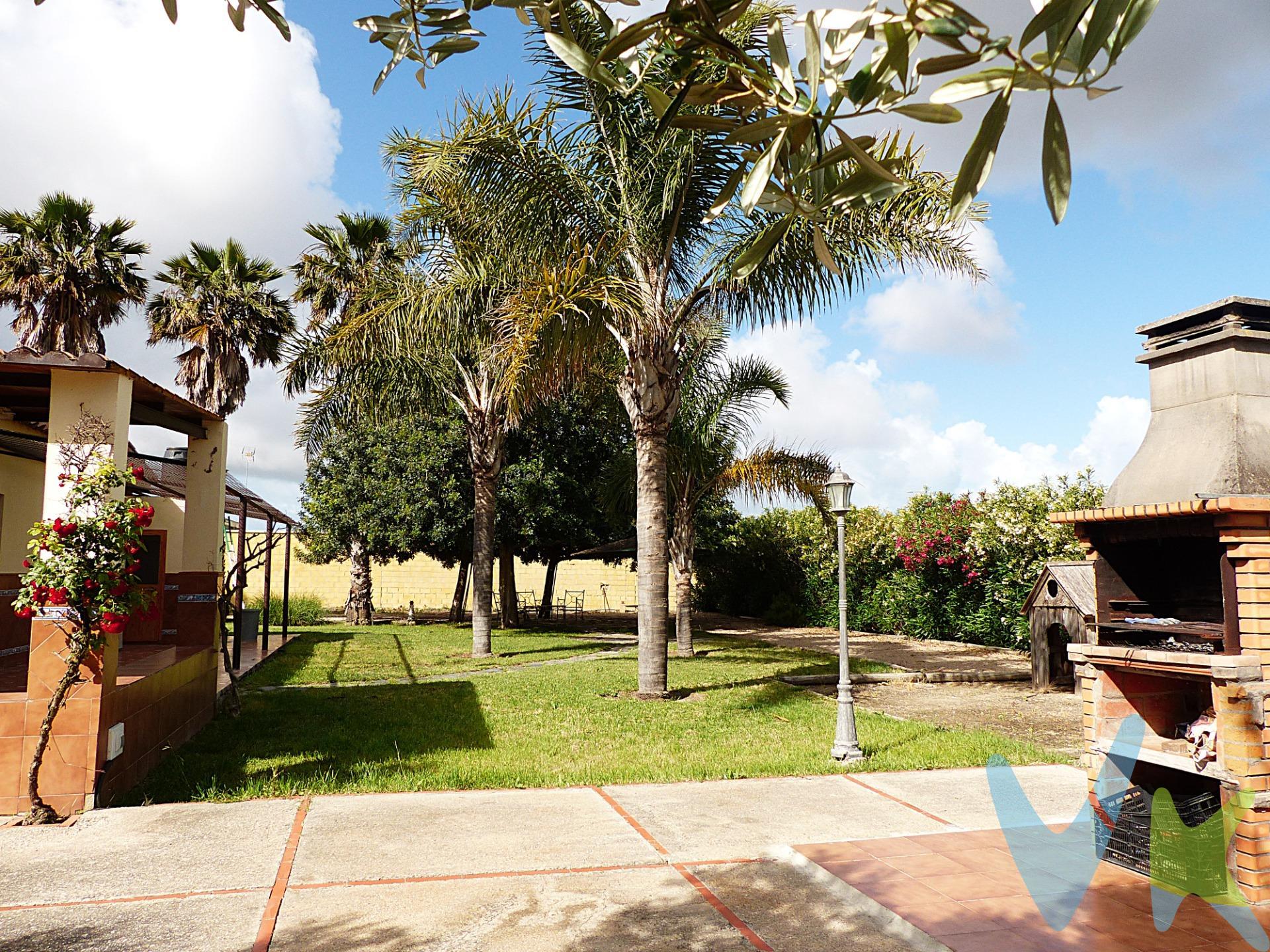Preciosa finca rústica de recreo de 4.400 m2, en la zona de Las Reyertas, sobre la que se ha construido una casa en planta baja de 96 m2, con un porche de 56 m2. La vivienda se compone de amplio salón-comedor-cocina, tres dormitorios y dos baños, uno de ellos en el exterior. Cuenta con dos entradas para vehículos, una zona amplia destinada a aparcamiento y otra ajardinada con barbacoa, palmeras y algarrobos que dan sombra todo el año, además tiene una plantación de olivos, higueras, limoneros y un pequeño invernadero para sembrar hortalizas. La casa es muy luminasa y se encuentra en buen estado de conservación. La finca tiene escrituras y dispone de un pozo con motor para extraer agua. Precio: 310.000.-€. En cumplimiento de las obligaciones de información previstas en la Ley 10/2025, de 28 de diciembre, de servicios de atención a la clientela y transparencia, así como en la normativa sectorial vigente, el precio indicado no incluye los gastos e impuestos inherentes a la adquisición, los cuales se desglosan estimados o con posibilidad de calcularlos a continuación: . •	Impuesto de Transmisiones Patrimoniales (ITP): Se aplicará el tipo impositivo vigente en Andalucía (generalmente el 7%, sin perjuicio de tipos reducidos del 6%. 3,5%, etc, aplicables según las circunstancias personales del comprador o las características del inmueble. Para el cálculo del impuesto la base imponible se obtendrá utilizando el mayor valor entre el precio de compra, la tasación, y el valor de referencia catastral. Puede consultar su situación personal en el portal oficial de la Agencia Tributaria de la Junta de Andalucía. •	Gastos de Notaría: La minuta se calculará según al arancel notarial oficial, Anexo I, del Real Decreto 1426/1989, de 17 de noviembre. •	Gastos de Registro de la Propiedad: La inscripción se facturará según el arancel oficial, ANEXO I, del Real Decreto 1427/1989, de 17 de noviembre. •	Gastos de Gestión: Los honorarios por la tramitación administrativa, liquidación de impuestos e inscripción registral ascienden de forma estimativa a 363 € aprox. IVA incluido, aunque depende de cada caso, y su dificultad. •	En caso de adquirir el inmueble, los honorarios a abonar a la Agencia Inmobiliaria son del 3% más el 21% de IVA, sobre el precio publicitado.	. •	La Agencia Inmobiliaria efectúa una labor de intermediación, y las condiciones finales de la compraventa quedan sujetas a la aceptación expresa de la parte vendedora y a la posterior formalización del contrato. •	En caso de necesitar financiación para la operación, la obtención de la misma es ajena a la Agencia Inmobiliaria, y las condiciones y costes de la operación de financiación deberán ser solicitados a la entidad bancaria. •	El consumidor dispone de información y documentación adicional relativa al inmueble, que podrán ser solicitadas a la Agencia Inmobiliaria.