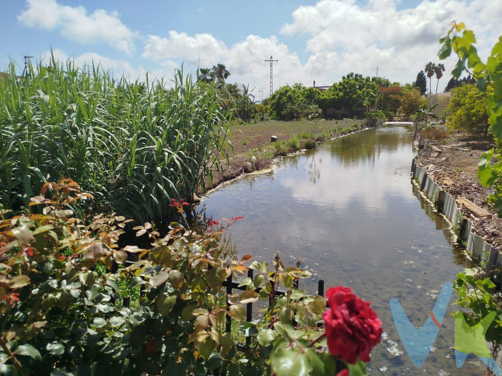 Descubre esta encantadora casa situada en una parcela de 1080 metros cuadrados, perfecta para disfrutar del estilo de vida rural. Esta acogedora vivienda ofrece todo lo que necesitas para desconectar del bullicio urbano. Con luz eléctrica y agua proveniente su pozo propio, podrás disfrutar cómodamente los servicios básicos sin renunciar a la tranquilidad que te brinda el entorno natural. La propiedad cuenta con entrada independiente, comedor-salón con terraza privada, cocina totalmente equipada y tres habitaciones amplias junto a un baño completo. Además incluye una casita adicional ideal como almacén o taller! Aprovecha la oportunidad única para tener tu propia huerta orgánica y jardín donde organizar barbacoas memorables rodeado por tus seres queridos.  No pierdas tiempo ¡¡¡¡¡¡VEN A VISITARNOS YA!!!!!!!