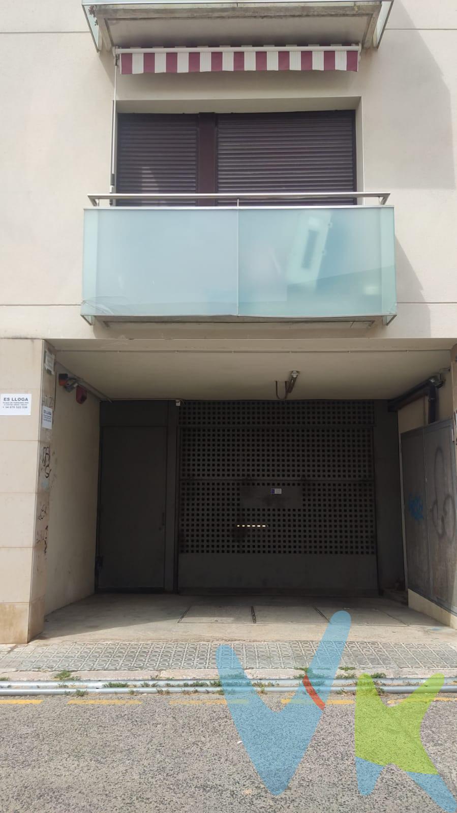 ¡Oportunidad de compra en Vilanova i la Geltrú!. Se vende plaza de parking de 27 metros cuadrados, te permite aparcar un coche grande o furgoneta y una moto y sin necesidad de maniobrar. Ubicada en una excelente zona muy cercana a la estación de tren y autobús, así como a la universidad y el centro de la ciudad. Ubicación privilegiada que facilita el acceso y la movilidad. Características principales:. Superficie: 27 m². Ideal para coche grande o furgoneta y una moto. Excelente ubicación cerca de transporte público, universidad y centro. Fácil acceso y maniobrabilidad. No pierda la oportunidad de adquirir una plaza de parking en una ubicación estratégica. Para más información o para concertar una visita, no dude en contactarnos.