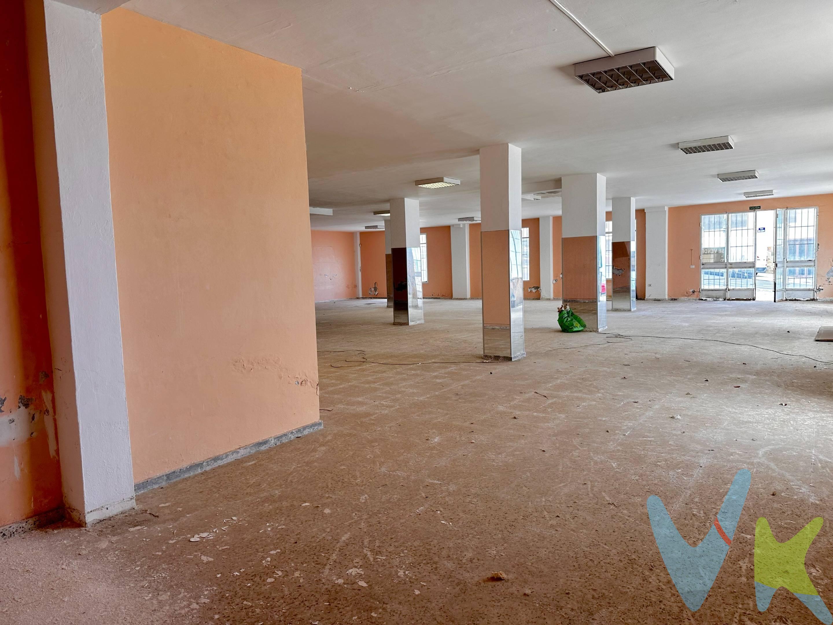 ¡Gran oportunidad de inversión en Los Realejos, Tenerife!. Se vende espacioso local diáfano de más de 300 metros cuadrados, ideal para nuevos emprendedores. Perfecto para actividades como gimnasio, supermercado, academia o showroom. Ubicado muy próximo a centros comerciales, con excelente acceso y vado. ¡No dejes pasar esta inversión única! Contáctanos para más detalles y visitas.