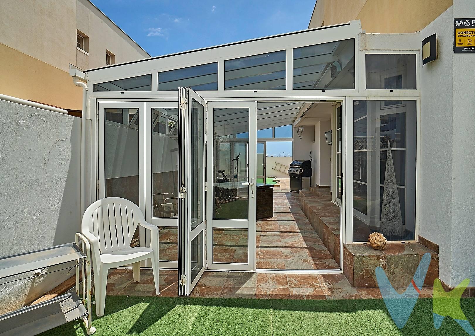 Les presento este espléndido chalet pareado, ubicado a tan solo 200 metros de la playa de El Burrero, en Ingenio, una zona tranquila y cada vez más valorada por su cercanía al mar y su excelente conexión con el resto de la isla. Vivir aquí le permitirá disfrutar de un estilo de vida relajado, cerca de una playa poco masificada ideal para el surf, y con acceso rápido a la autopista, lo que le sitúa a medio camino entre la capital, Las Palmas de Gran Canaria, y la zona turística del sur de la isla, Maspalomas. Además, está a un paso de Vecindario, zonas comerciales y el aeropuerto, por lo que también puede resultar interesante como inversión para alquiler vacacional o estancias de corta duración. La vivienda se encuentra en una parcela que ofrece una cómoda zona exterior de aproximadamente 60 m², con una parte cubierta de unos 20 m² que permite disfrutar de comidas al aire libre durante todo el año, sin preocuparse por la climatología. En la misma parcela hay espacio para aparcar cómodamente dos vehículos. En el semisótano encontramos un amplio espacio diáfano de 64,40 m², con ventanas altas y ventilación exterior. Se trata de un área polivalente que puede convertirse en gimnasio, zona de juegos, taller, trastero o incluso un apartamento adicional si se desea. La planta baja se distribuye a través de un espacioso recibidor, que conecta con un aseo, una cocina independiente completamente amueblada y equipada con electrodomésticos, una práctica solana con espacio de almacenamiento, y una despensa. En el lado opuesto del recibidor se encuentra un salón muy amplio y luminoso, con espacio para comedor y grandes ventanales que llenan la estancia de luz natural. A través de una escalera cómoda y bien integrada, se accede a la planta superior, donde se ubica el dormitorio principal con baño en suite y vestidor, así como otros dos dormitorios dobles con armarios empotrados y un segundo baño completo. La propiedad está en muy buen estado de conservación y no necesita reformas para entrar a vivir, salvo las pequeñas mejoras que usted desee hacer para personalizarla a su gusto. Se trata de una construcción sólida, con buenos materiales y detalles que aportan confort y funcionalidad en el día a día. Si desea más información o concertar una visita, no dude en llamarnos. En breve dispondremos de planos y tour virtual 360º para que pueda conocerla al detalle desde casa. Los gastos de impuestos, registro, notaría y cualquier otro derivados de la compraventa no están incluidos en el precio de venta.
