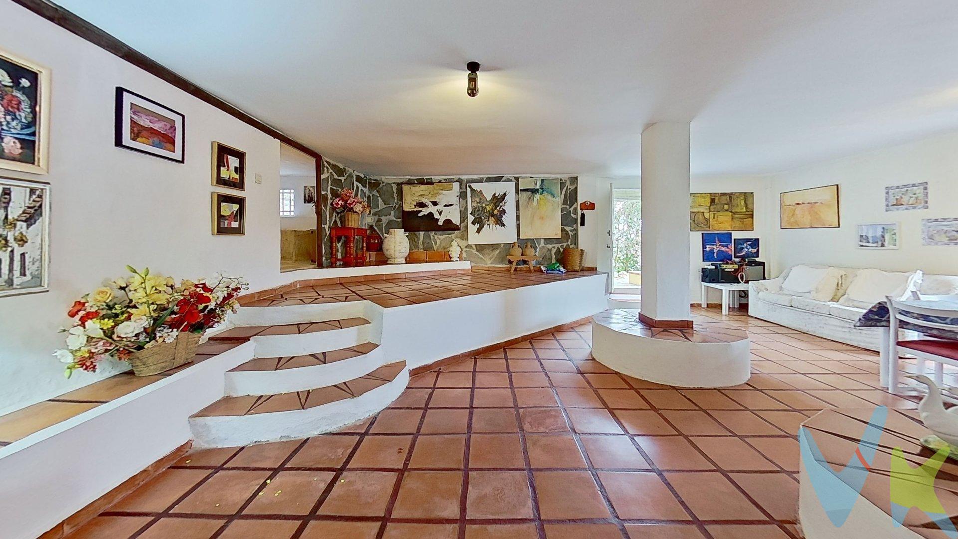 Chalet independiente en Sierra Perenchiza - cumbres de Calicanto - Santo Domingo, Chiva, en un entorno natural único con total tranquilidad y vistas despejadas. Sobre una amplia parcela de 713 m², la vivienda cuenta con 245 m² construidos y una distribución. cómoda, luminosa y lista para entrar a vivir. Destaca su impresionante salón diáfano de 125 m² en planta baja, ideal para celebraciones, zona de ocio, segunda vivienda, y un amplio salón comedor en planta principal con chimenea y acceso directo a una terraza que rodea la vivienda. Dispone de 3 habitaciones dobles con armarios empotrados, 2 baños completos (uno en suite), cocina office totalmente equipada, y si quieres una piscina, tienes espacio suficiente para construir la que tú quieras. Ubicada en una zona tranquila, cercana a servicios, club deportivo y campo de golf. Una vivienda ideal tanto como residencia habitual como para disfrutar de escapadas en plena naturaleza. Sólo a 25 min de Valencia. ¡Ideal para vivir, invertir o crear la casa de tus sueños en plena naturaleza¡. ¡No hay nada igual por este precio y ubicación! Ven a visitarla ya. VENTA:. PVP 265.000€.  Gastos e impuestos no incluidos en el precio. La compra conlleva impuestos y gastos de formalización para el comprador. A título orientativo se informa que en segundas transmisiones el ITP con carácter general en  Valencia es del 10%, pudiendo existir otros tipos impositivos atendiendo a las circunstancias  personales del comprador u otras circunstancias previstas legalmente. Base imponible del impuesto el mayor valor entre el precio de compraventa, la tasación o el valor de referencia catastral. En cuanto a los gastos de notaría y registro, en su caso, suelen oscilar aprox; entre 1,5% y 2,5% (aranceles variables según precio, n.º de copias y complejidad). El comprador elige notario. Si el comprador precisase de hipoteca: tasación, condiciones y costes bancarios serán según entidad elegida por el comprador, así como los gastos de gestoría, y cualesquiera otros gastos inherentes a la formalización de la compraventa que legalmente correspondan a la parte compradora, salvo pacto expreso en contrario con el vendedor. El consumidor tiene, conforme a la normativa vigente, a su disposición información y documentación adicional relativa al inmueble y condiciones de la compraventa, que podrá ser consultada en C/Joaquín Costa 4, bajo 46005 Valencia o urbe2@remax.es. Honorarios de mediación inmobiliaria a cargo del COMPRADOR: (3% del precio final de venta más IVA (21%), salvo otro pacto.); y de VENDEDOR (según acuerdo con el mismo).  Se informa al consumidor que la agencia actúa como intermediaria inmobiliaria en la. operación, estando cualquier eventual compraventa y sus condiciones sujeta a la aceptación expresa del propietario-vendedor y a la posterior formalización del correspondiente contrato.