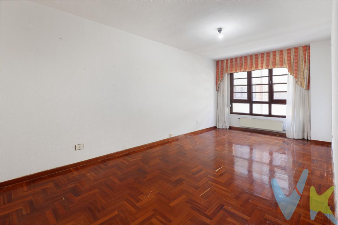  **Oportunidad única en el corazón de Gijón: espacioso piso en venta de 3 habitaciones, con magnifica distribución**En el vibrante centro de Gijón se encuentra este magnífico piso a la venta, ideal para quienes buscan un hogar con carácter y confort en una de las zonas más demandadas de la ciudad. Esta propiedad, construida en 1991, ofrece un diseño funcional y espacioso, con una superficie útil de 85.88 metros cuadrados y un total de 97.3 metros construidos.Ubicado en la segunda planta del edificio, este inmueble es perfecto para familias o inversores que buscan una vivienda con amplias posibilidades de personalización. Al entrar, te recibirán zonas amplias y bien distribuidas que maximizan cada metro cuadrado disponible, permitiendo una experiencia de vida muy cómoda y acogedora.Las tres habitaciones del piso son amplias y luminosas, ofreciendo un espacio íntimo y tranquilo para cada miembro de la familia. Además de la habitación principal, dispones de dos habitaciones más que pueden ser adaptadas como dormitorios para niños, despacho personal o un estudio, según las necesidades de sus futuros propietarios.La cocina independiente es espaciosa, ideal para los amantes de la gastronomía, donde se puede disfrutar del placer de cocinar con amplitud. Justo al salir de la cocina encontrarás un práctico oficce que te proporcionará un cómodo espacio adicional de almacenaje y organización.El salón comedor, es el corazón de la casa. Este espacio social te permitirá recibir a tus invitados o simplemente relajarte al final de la jornada. Desde aquí accedes al resto de la vivienda con un diseño cuidado que garantiza una transición suave y funcional entre los diferentes ambientes.El edificio cuenta con la comodidad de un ascensor, lo que facilita el acceso a todas las plantas, además de ofrecer mayor comodidad en el día a día. También se incluye un amplio trastero (con ventana), brindando un espacio adicional para almacenamiento, ideal para guardar bicicletas, esquís o cualquier otro objeto que necesites tener a mano pero fuera de la zona de tránsito.La localización es inmejorable. Playa  y puerto deportivo a 200 m. Este piso tiene a su alrededor todos los servicios necesarios: se encuentra a escasos minutos de supermercados, comercios locales, restaurantes, y centros educativos, haciendo del barrio un lugar ideal para establecer tu residencia. La conexión con el transporte público es excelente, con paradas de autobús y cercanías disponibles a pocos pasos, lo que te permitirá moverte por Gijón y sus alrededores con total facilidad.En resumen, este piso en el centro de Gijón representa una oportunidad única para quienes buscan un hogar con todas las comodidades y la comodidad de estar en una ubicación privilegiada. No pierdas la oportunidad de visitarlo y descubrir todo lo que esta propiedad tiene para ofrecer. ¡Contacta con nosotros hoy mismo para concertar una visita y deja que este piso hable por sí mismo!Impuestos y gastos de Notaria no incluidos!