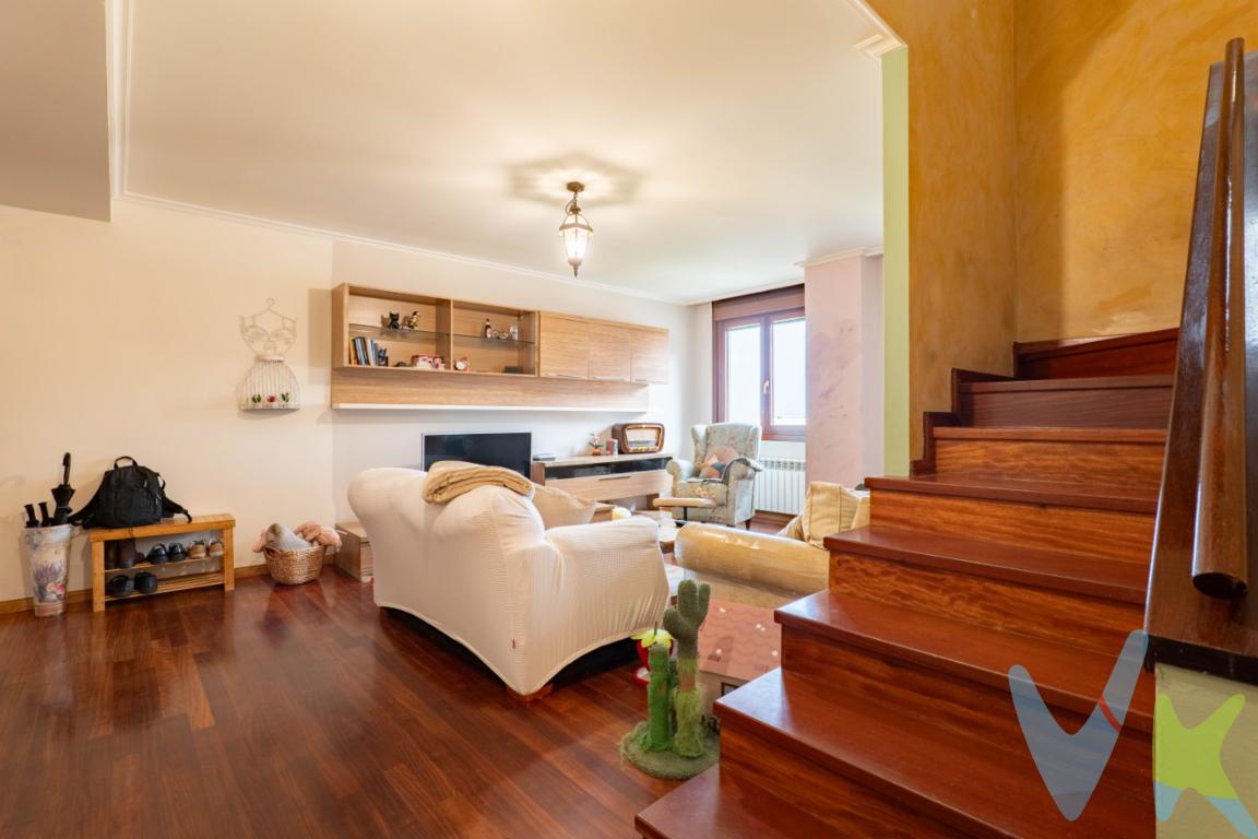 Os presentamos esta magnífica oportunidad de una vivienda en dúplex situada en un edificio moderno del año 2007 en la calle Manolo Quirós, en La Calzada.Su distribución es muy cómoda y práctica. En la planta baja encontrarás un salón amplio, abierto a la entrada, que crea un ambiente agradable desde el primer momento. En esta misma planta se sitúan la cocina, con despensa, y un baño completo. Además, el hueco bajo la escalera se aprovecha como espacio extra de almacenaje.En la planta superior se ubican los tres dormitorios y un segundo cuarto de baño, ofreciendo una zona de descanso tranquila, bien separada del ambiente social de la planta principal. Espacios pensados para dormir, trabajar desde casa o montar ese cuarto extra que llevas tiempo queriendo.Y si valoras la luz, aquí marca la diferencia. La vivienda es muy luminosa y, al estar en una zona abierta, disfrutas de sol, claridad y privacidad, sin edificios molestos cerca de ti.Además, incluye plaza de garaje con trastero en la propia plaza: llegar, aparcar y tener tu espacio de almacenaje justo al lado. Cómodo, práctico y muy útil.Un dúplex completo, funcional y luminoso, en una ubicación con vida de barrio y todos los servicios cerca. Ideal para quien quiere una casa cómoda hoy y que siga encajando mañana.No lo dudes más y llámanos, estaremos encantados de acompañarte a conocer tu futuro hogar.Informamos a nuestros clientes compradores que en el precio de venta no se incluyen los siguientes conceptos: honorarios de la agencia al comprador, ni el impuesto de transmisiones patrimoniales ni otros gastos de la compraventa (registro de la propiedad, notaría, etc) 