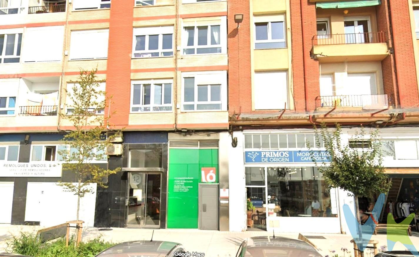 Se ofrece excelente local de 120 m² aprox. distribuidos en dos plantas, ubicado en la cotizada zona de Antonio López. El inmueble se encuentra en estado impecable, listo para entrar y desarrollar actividad sin necesidad de reformas. En la planta baja de unos 90m2, dispone de un aseo adaptado, un cuarto auxiliar y tres despachos independientes, ideales para atención al público o trabajo profesional. La planta superior de unos 30m2 aprox. cuenta con un práctico office y dos amplios despachos, perfectos como salas de reuniones, consultas o espacios de trabajo adicionales. Anteriormente destinado a servicio sanitario, el local presenta una distribución funcional y versátil, adaptándose fácilmente a múltiples usos como clínicas, oficinas, academias o centros de formación. Ubicación estratégica con buena comunicación y gran visibilidad, en una zona consolidada y de alta demanda. Los impuestos ,gastos de notaría y registro no están incluidos en el precio.