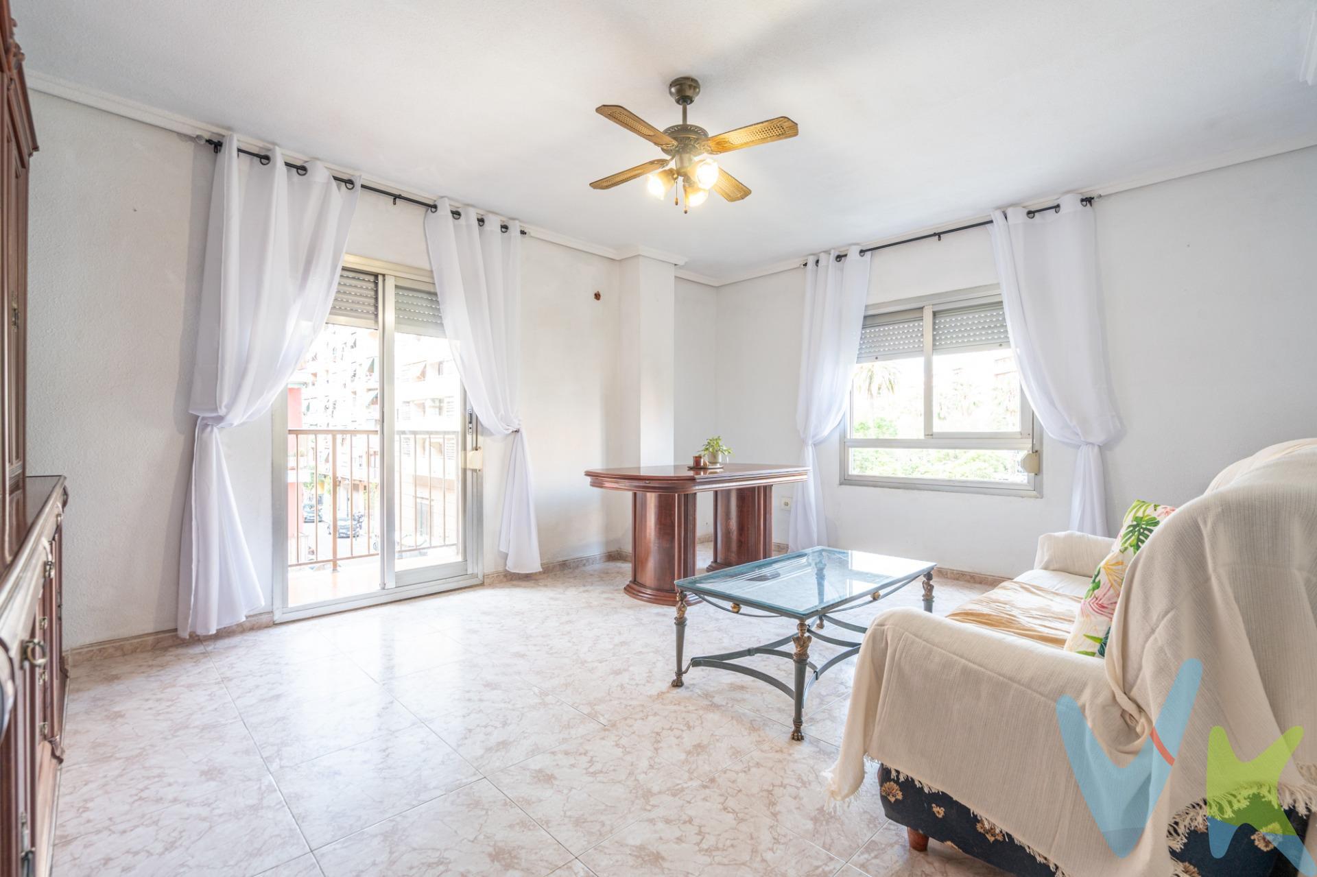 Descubre esta magnífica oportunidad de adquirir un piso en la codiciada zona de Serreria / Avenida del Puerto, ubicado en una de las mejores zonas de Valencia. Este espacioso inmueble cuenta con 100m2 perfectamente distribuidos y ofrece tres habitaciones (anteriormente cuatro), lo que proporciona flexibilidad para adaptarlo a tus necesidades. Con dos balcones y una galería, cada rincón del hogar está bañado por luz natural gracias a su diseño totalmente exterior. El estado semireformado te permitirá entrar a vivir inmediatamente mientras le imprimes tu estilo personal poco a poco. El suelo es cerámico color claro que aporta luminosidad adicional al inmueble. La cuarta habitación se le dio a la cocina para ampliarla y dar un ambiente acogedor con un comedor integrado con la cocina; ideal para momentos compartidos con seres queridos o diversión entre amigos. Situado cerca de la emblemática calle Ibiza, estarás muy próximo tanto al vibrante centro como a las hermosas playas valencianas ¡No pierdas esta oportunidad! Hazlo tuyo hoy mismo. Para obtener más información o concertar una visita, le rogamos se ponga en contacto con nosotros. Por mandato expreso del propietario, comercializamos este inmueble en exclusiva, lo que le garantiza el acceso a toda la información, a un servicio de calidad, un trato fácil, sencillo y sin interferencias de terceros. Por este motivo, se ruega no molestar al propietario, a los ocupantes de la propiedad o a los vecinos. Muchas gracias por su comprensión. Si usted es agente inmobiliario y tiene un cliente para este inmueble, llámenos: estaremos encantados de colaborar. . 