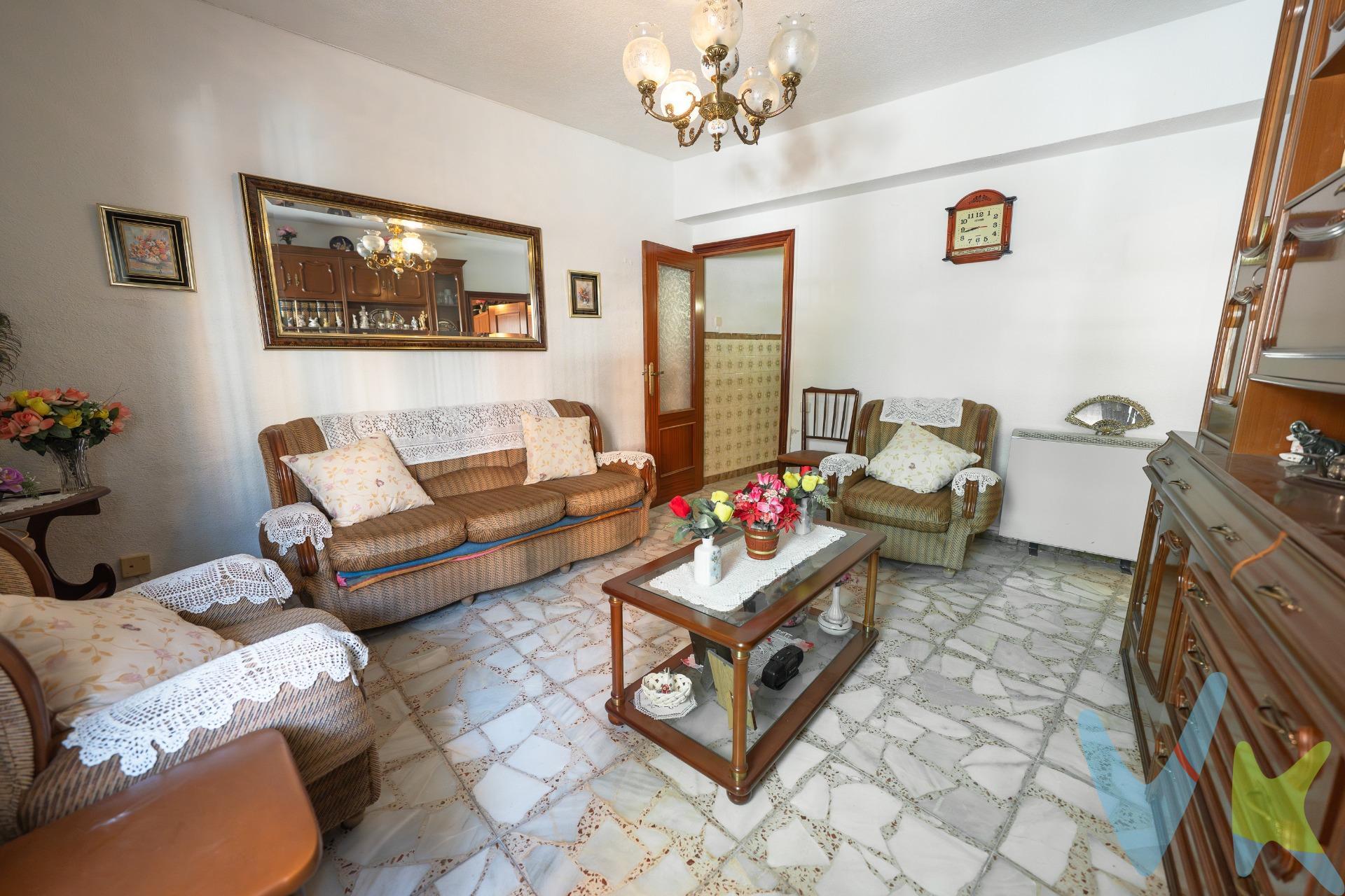 No todos los pisos en Getafe ofrecen metros, ubicación estratégica y potencial real de rentabilidad… y por eso no todos son iguales. UROSA TARGET GROUP presenta esta vivienda en planta baja situada en la calle Ciempozuelos, una vía residencial consolidada, tranquila y perfectamente conectada, ideal tanto para residencia habitual como para inversión. La vivienda cuenta con 3 dormitorios, un baño completo, cocina independiente con acceso a patio interior y un salón amplio con buena entrada de luz natural. Se trata de un piso exterior, lo que aporta ventilación cruzada y mayor luminosidad. El edificio fue construido en 1965 y se compone de 3 plantas con un total de 30 vecinos. Por la posición concreta de la vivienda, únicamente se comparte pared con un vecino y el patio interior, lo que aporta mayor sensación de independencia dentro del conjunto residencial. Se trata de una vivienda a reformar, con muchas posibilidades de redistribución. Su configuración permite plantear diferentes escenarios:. - Vivienda familiar amplia y funcional. - Optimización de espacios para mayor confort. - Proyecto orientado a alquiler por habitaciones, especialmente interesante por su cercanía a la Universidad Carlos III. La ubicación es uno de sus grandes valores. Se encuentra a tan solo 5 minutos de la Universidad Carlos III de Madrid, muy próximo al Hospital Universitario de Getafe y rodeado de servicios esenciales como supermercados, farmacias, colegios y zonas verdes. Una propiedad con ubicación estratégica, potencial de reforma y posibilidades reales de revalorización, tanto para vivir como para invertir. Disponibilidad inmediata. Contacta para ampliar información o concertar visita. Información económica y gastos asociados:. En cumplimiento de lo dispuesto en el artículo 20 del Texto Refundido de la Ley General para la Defensa de los Consumidores y Usuarios, en su redacción vigente desde el 28 de diciembre de 2025, se informa expresamente de que el precio publicado no incluye los impuestos ni los gastos adicionales derivados de la compraventa, tales como el Impuesto de Transmisiones Patrimoniales o el IVA en su caso, Actos Jurídicos Documentados, aranceles notariales y registrales u otros gastos inherentes a la operación, los cuales se determinarán en función del precio final de cierre de la compraventa. El precio final ofertado respeta la normativa reguladora de precios que resulte aplicable. Asimismo, la presente operación devengará honorarios de intermediación profesional equivalentes, como máximo, al 5% del precio final de compraventa, más el IVA vigente, que serán abonados por la parte compradora.