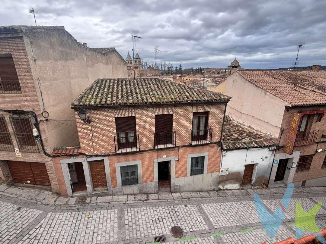 OPORTUNIDAD. Terreno urbano en Puerta de Bisagra, casco histórico de Toledo.
Superficie 1093m2
Se permite la construcción hotelera, residencial, aparcamiento, etc. máximo 2 alturas de 4m planta baja y 3 metros primera planta. Se permite aparcamiento 44 plazas. Máximo permitido edificabilidad 1,6% + 0,8% si la longitud de las alineaciones exteriores de la parcela es superior al 50%. No se encuentra en ningún nivel de protección específico o arqueológico.
Honorarios de intermediación inmobiliaria no incluidos en el precio.
Información válida salvo error tipográfico.
