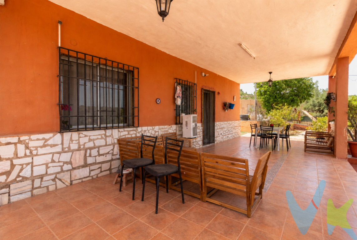  Hay casas que se visitan... y otras que se sienten como hogar desde el primer momento.Si estás buscando un lugar donde desconectar del ritmo diario, disfrutar de la tranquilidad y crear recuerdos inolvidables con los tuyos, esta vivienda en Albalat dels Tarongers puede ser justo lo que estabas esperando.Desde que cruzas la puerta, transmite una sensación de amplitud, luz y bienestar. Sus cuatro dormitorios ofrecen espacio para toda la familia, para recibir invitados o incluso para crear ese despacho o zona de ocio que siempre has querido tener.Pero el verdadero protagonista está en el exterior.Una amplia parcela con una fantástica piscina privada y un cuidado jardín donde podrás disfrutar de largas comidas al aire libre, tardes de verano, reuniones con amigos o simplemente relajarte mientras los más pequeños juegan con total tranquilidad.La vivienda se entrega completamente amueblada y equipada con electrodomésticos, lista para entrar a vivir. Solo tendrás que traer tus maletas y empezar a disfrutar de una nueva etapa.Además, dispone de un amplio garaje que aporta comodidad y espacio de sobra para el día a día.Cada rincón de la casa refleja el cuidado con el que ha sido mantenida, con materiales de calidad y acabados que aportan un estilo elegante, acogedor y atemporal.Y todo ello en un entorno privilegiado. Albalat dels Tarongers es uno de esos pueblos donde todavía se respira tranquilidad, rodeado de naturaleza y con el encanto de una vida más pausada, pero con todos los servicios necesarios y Valencia a un cómodo trayecto.Porque una casa no solo se compra por sus metros cuadrados. Se compra por todo lo que vas a vivir en ella.Si crees que esta puede ser la vivienda que estabas buscando, estaremos encantados de enseñártela. Ven a conocerla; estamos convencidos de que, cuando la veas en persona, entenderás por qué puede convertirse en tu próximo hogar.* En nuestra agencia contamos con el distintivo de Agentes de Intermediación Inmobiliaria de la Comunitat Valenciana (Número de registro RAICV 1394) y cumplimos con todos los requisitos que debe tener un profesional del sector inmobiliario.*Por mandato expreso del propietario, comercializamos este inmueble en exclusiva, lo que le garantiza el acceso a toda la información, a un servicio de calidad, un trato fácil, sencillo y sin interferencias de terceros. Si usted es agente inmobiliario y tiene un cliente para este inmueble, llámenos estaremos encantados de colaborar. *El precio indicado no incluye gastos ni otros conceptos. A tal efecto, se informa que al referido precio habrá que añadirle los gastos propios de la transmisión inmobiliaria, entre los que cabe enumerar los siguientes: honorarios notariales, impuesto al que se encuentre sujeta la transmisión (Impuesto sobre el Valor Añadido o Impuesto sobre Transmisiones Patrimoniales y Actos Jurídicos Documentados, según el caso), gastos de inscripción en el Registro de la Propiedad y honorarios de intermediación de la agencia inmobiliaria. *¿Qué te ofrecemos en nuestra agencia?  - Agilizamos y hacemos más cómodo el proceso. - ¡Nos ocupamos de todo! Cero preocupaciones. - Recibe apoyo legal y fiscal durante todo el proceso. - Experto inmobiliario 100% a tu lado. - Asistencia post venta ¡Seguimos a tu lado! 