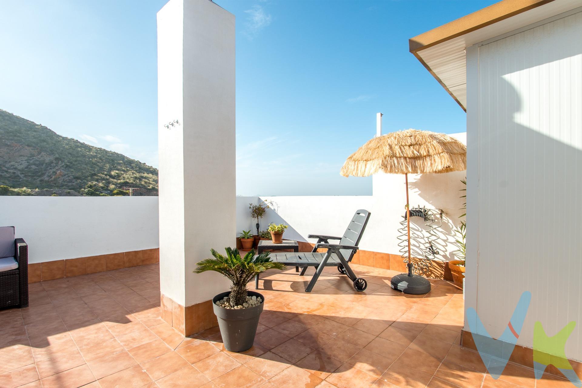Crea el hogar que siempre has soñado en un rincón donde cada día comienza con el sonido del mar: tu nuevo ático en Cala Reona. Imagina abrir la puerta de tu nuevo hogar y que te reciba un distribuidor que, como un anfitrión silencioso, te guía hacia el corazón de la vivienda: un salón comedor bañado por la luz del Mediterráneo, con acceso directo a una terraza acristalada que se convierte en tu refugio favorito para desayunos lentos y atardeceres de ensueño.  . La cocina, funcional y conectada a esta terraza, te permite cocinar con vistas, mientras el lavadero independiente aporta ese toque práctico que tanto valoras.  . En esta misma planta, dos dormitorios cuidadosamente distribuidos y un baño completo crean un ambiente acogedor, ideal tanto para la vida diaria como para recibir visitas. Pero la verdadera joya te espera arriba.. Una escalera interior —o si prefieres, acceso independiente desde la escalera del edificio— te lleva a un espacio diáfano de 25 m². Un lugar perfecto para convertir en un tercer dormitorio, un estudio, sala de juegos o ese rincón creativo que siempre has querido. Desde aquí, sales a una impresionante terraza de 27 m²: tu nuevo escenario para cenas bajo las estrellas, barbacoas con amigos o simplemente contemplar el mar en silencio. Además, el ático cuenta con plaza de garaje y acceso a zonas comunes con piscina, donde relajarte y disfrutar del clima privilegiado del sureste español.  . Y lo mejor de todo: estás a tan solo **2 minutos a pie de Cala Reona**, una de las calas más especiales del litoral murciano, puerta de entrada al Parque Natural de Calblanque. Este ático no es solo una vivienda.  . Es un estilo de vida.  . Una invitación a vivir el Mediterráneo desde lo más alto. Por último, te vamos a contar una cosa: Los propietarios han confiado en nosotros y nos han contratado en exclusiva para que les ayudemos a vender uno de sus bienes más preciados, su casa, su hogar. Esto para ti, como comprador, será una garantía ya que tendrás acceso a un servicio de calidad, un trato fácil, sencillo y sin interferencias de terceros. Por eso, te vamos a pedir un favor, habla con nosotros, no los molestes, te vamos a ayudar en caso de interés en todo el proceso y te vamos a facilitar toda la documentación e información que precises. Como ya te habíamos dicho, ¡Un servicio de calidad!.