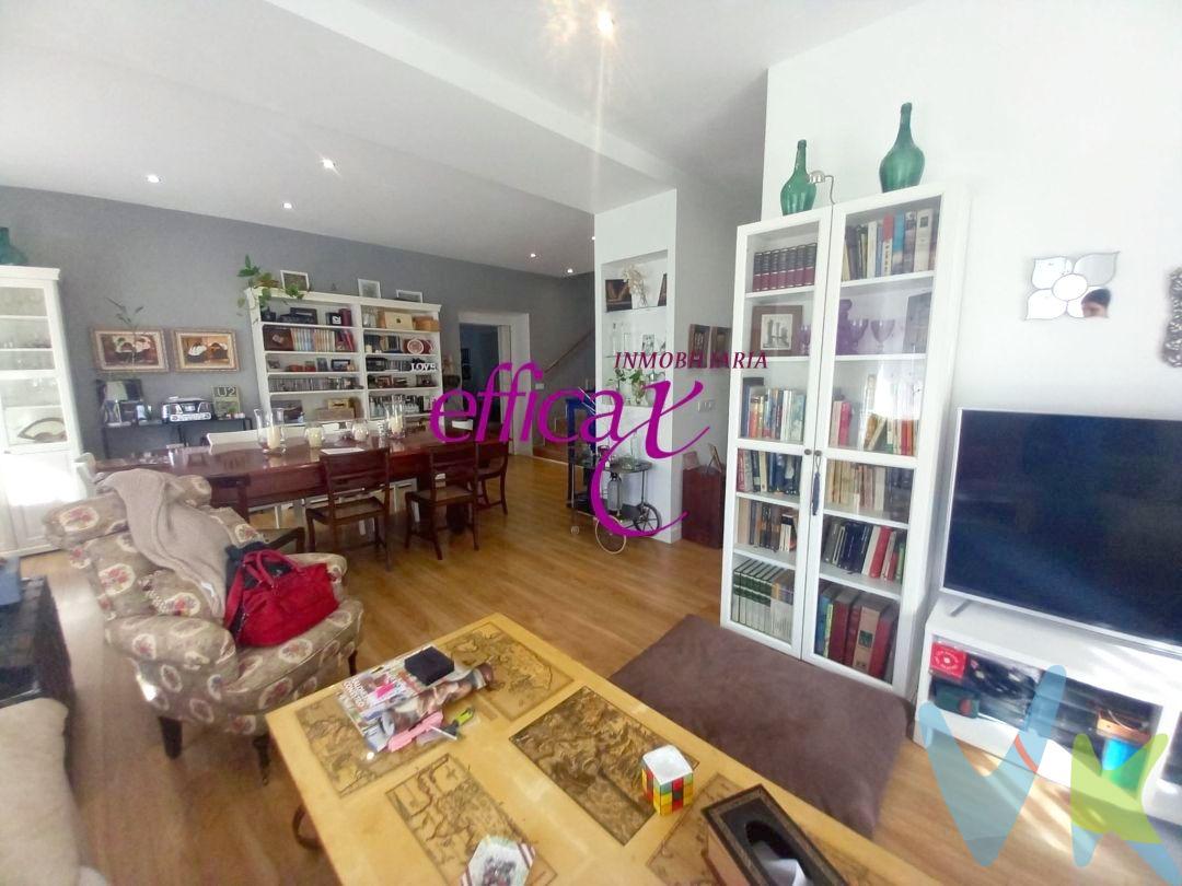 Tu nuevo hogar te espera en Santo Domingo - Caudilla (Toledo)
Imagina despertar cada mañana en un entorno tranquilo, respirando aire puro y disfrutando de la calma de un encantador pueblo con excelente comunicación, a solo unos minutos de la autovía A-5 y muy cerca de Torrijos.
Esta preciosa vivienda, completamente reformada con materiales de primera calidad, combina el encanto rural con el confort moderno.
Distribución perfecta en dos plantas:
Planta baja:Al cruzar la puerta, te recibe un acogedor hall que da paso a un amplio y luminoso salón-comedor, ideal para tus momentos en familia. La cocina, totalmente equipada, cuenta con una elegante isla central, pensada para quienes disfrutan cocinando y compartiendo buenos momentos alrededor de los fogones. Además, encontrarás un dormitorio y un baño completo con plato de ducha, perfecto para la comodidad diaria.
Planta superior:Aquí te esperan dos dormitorios, uno de ellos muy espacioso y con vestidor, el sueño de cualquier amante del orden. El baño principal combina elegancia y funcionalidad, con ducha y bañera para elegir entre un baño rápido o un momento de relax. Por si necesitarán más espacio de almacenaje, hay un altillo que se puede destinar a ese uso.
Confort garantizado todo el año: calefacción de gasoil y bombas de frío y calor. Además, dispone de preinstalación para poder poner placas solares.
Y en el exterior… el lugar donde querrás pasar todo tu tiempo libre:Un precioso patio con piscina cubierta retráctil, para disfrutar tanto en verano como en invierno. Zona de barbacoa, porche acogedor y acceso directo a la parcela para aparcar cómodamente tu coche.
Esta vivienda lo tiene todo: calidad, funcionalidad y el espacio perfecto para crear nuevos recuerdos. Lista para entrar a vivir y empezar tu nueva vida en un entorno tranquilo, cómodo y con todo lo que necesitas.
La compra de este inmueble conlleva un servicio de formalización y gestión de la compraventa para el comprador, cuyo coste no está incluido en el precio publicado.
Se le informará de todos los gastos asociados a la compraventa antes de la reserva para que usted compre con la máxima seguridad, tranquilidad y transparencia. 
Para más información o concertar una visita, no dude en ponerse en contacto.