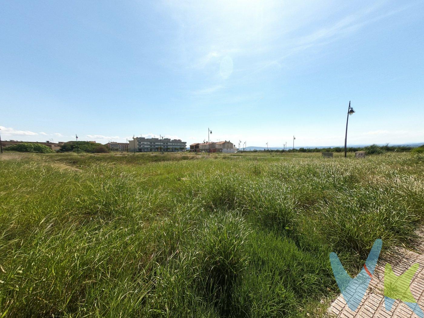 ¡No dejes pasar esta oportunidad! Disponemos de un solar en La Pobla Llarga, ubicado en la calle de La Mar (La Closa), ideal para la construcción de viviendas unifamiliares. Se encuentra en una zona de expansión con viviendas nuevas, frente a una tranquila área verde y en proximidad al instituto de secundaria. El solar tiene una superficie de 1.154 m2 y puede ser susceptible de división para la venta individual de parcelas, siempre y cuando la porción resultante cumpla con los requisitos para nuevas edificaciones. Esta es una excelente oportunidad para familias que deseen construir su hogar personalizado a medida. También es ideal para arquitectos y constructores que busquen ofrecer viviendas de calidad y diseño en la zona a un precio asequible. Aprovecha esta ocasión única y ponte en contacto con nosotros para obtener más información y concertar una visita. Recuerda que la descripción del inmueble e imágenes tienen un carácter meramente informativo y no tienen carácter contractual, pudiendo ser modificados por la inmobiliaria comercializadora sin implicar responsabilidad alguna frente a terceros. Además, el precio de venta al público de esta propiedad no incluye los gastos de adquisición, como los honorarios notariales, registrales, de gestión, entre otros. ¡No dudes en contactarnos para obtener todos los detalles!