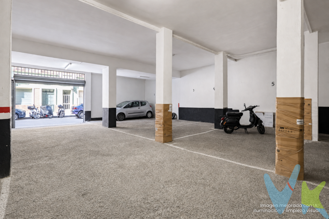 ¡Oportunidad de Inversión Inmobiliaria en El Llano, Gijón!Se vende local comercial de 367 m² en planta baja plenamente acondicionado y explotado como parking en la Calle Pedro Pablo nº 4, Gijón. Una inversión segura con alta demanda garantizada en una de las zonas con mayor escasez de aparcamiento de la ciudad.Reduzca riesgos con ingresos estables desde el primer día, alta ocupación actual, el local cuenta con plazas garaje para coches y  plazas de moto, todas ellas alquiladas en este momento.Flujo de caja inmediato: Genere rentabilidad desde el momento de la firma sin necesidad de buscar inquilinos ni realizar reformas.Rentabilidad demostrada: Ingresos brutos de 1.605 /mes e ingresos netos aproximados de 1.325 /mes (junio).Ubicación estratégica, situado en los bajos de la Calle Pedro Pablo nº 4, en el corazón del barrio del Llano.Superficie: 367 m² construidos distribuidos de forma óptima para maximizar la capacidad de vehículos.Negocio seguro: La histórica falta de plazas de garaje en el entorno asegura una demanda continua y nulo riesgo de desocupación.Se informa a los interesados que el precio de venta indicado no comprende los impuestos de la transmisión, ni los gastos asociados a la compraventa (notaría, registro de la propiedad y otras gestíones legales), ni los honorarios de la agencia inmobiliaria que corren a cargo del comprador. 