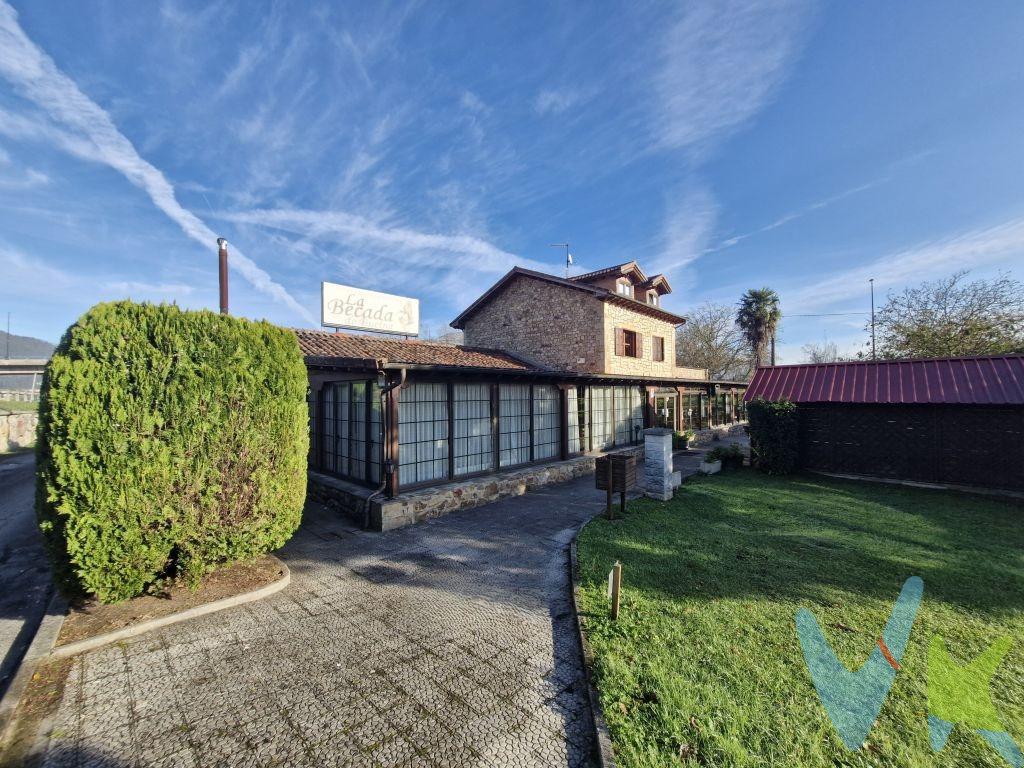 Activo Estratégico en la autopista A-67 (Cantabria) | Finca urbana de 4.250 m² con ENORME Potencial de Hospedaje/Comercial. Oportunidad de inversión en sector terciario en Los Corrales de Buelna. Se vende finca de 4.250 m² en Suelo Urbano (Ordenanza nº 6: Usos principales HOSPEDAJE, Comercial e Industrial) con una ubicación logística inmejorable: al margen de la Autopista A-67 (dirección Santander), junto a la salida, a un km de un polígono industrial y colindante con una gasolinera. Visibilidad y afluencia garantizadas. Potencial de Desarrollo Único: La finca tiene una edificabilidad total de 4.250 m² (1 m²/m²), permitiendo edificios de PB + 2 alturas. Actualmente, solo hay 600 m² construidos, dejando un remanente de más de 3.600 m² para desarrollar un hotel, complejo de servicios o ampliación comercial. Instalaciones Actuales: Incluye un restaurante de referencia en la zona, abierto al público, con comedores para 140 comensales ampliables y cocina reconocida, destaca su potente equipamiento como asador, con parrilla de leña y dos hornos profesionales. También dispone de vivienda anexa de calidad. Ubicación Clave: Influencia sobre entorno poblacional de 24.000 habitantes. A solo 45 min de Santander y 30 min de playas como Suances, Santillana del Mar o Santander; cerca de campos de golf y la estación de esquí. Ideal para dar servicio a población habitual, captar el tráfico de paso y el turismo vacacional. Si eres inversor te interesa:. Superficie Parcela:  4.250 m². Superficie Construida:  > 600 m² (Restaurante + Vivienda). Edificabilidad Total:  4.250 m² (1 m²/m²). Altura Máxima:  PB + 2. Usos Principales:  Hospedaje, Comercial, Industrial. Equipamiento:   Cocina con equipamiento de calidad, dispone de parrilla y hornos de asar. Ubicación:  Autopista A-67, Los Corrales de Buelna (Junto a salida y gasolinera). Fiscalidad: Posibilidad de renunciar a exención de IVA. 
