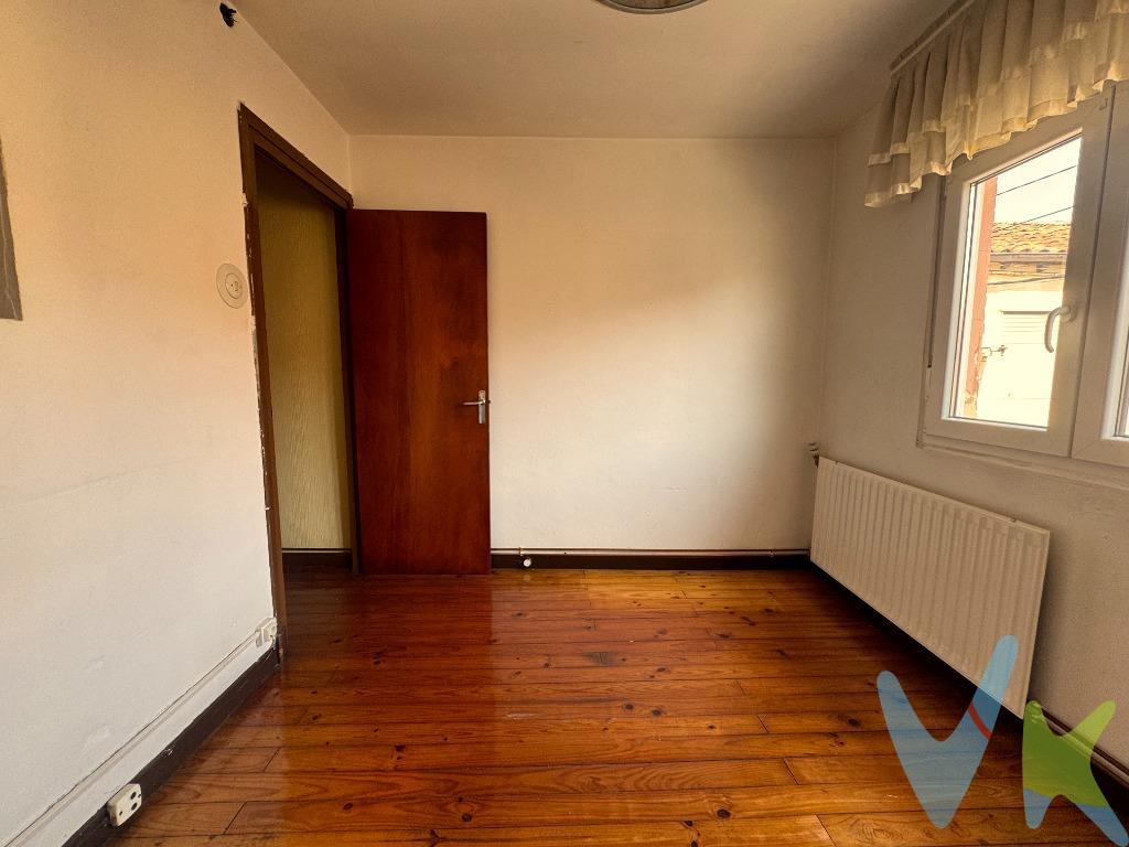 ACOGEDORA CASA DE 2 HABITACIONES EN ZONA TRANQUILA – LOS CORRALES DE BUELNA. Si buscas un hogar en un entorno calmado pero con todos los servicios a mano, esta vivienda es para ti. Situada en una zona residencial tranquila de Los Corrales de Buelna, tendrás acceso rápido a farmacia, tiendas, centro médico, colegios y transporte público, además de una excelente conexión con la autovía A67 para desplazarte fácilmente a Torrelavega, Santander o Reinosa. Distribución en dos plantas:.     Planta baja: hall de entrada, amplio salón y cocina independiente con espacio para comedor.     Planta alta: dos habitaciones luminosas, perfectas como dormitorios principales o para crear un espacio de trabajo o estudio. Acceso mediante escaleras interiores. Características destacadas:.     Entorno ideal para quienes buscan tranquilidad sin alejarse de la comodidad urbana.     Perfecta como primera vivienda, segunda residencia o inversión de alquiler.     Posibilidad de personalizarla y adaptarla a tu gusto con pequeñas mejoras. Ubicación práctica y cómoda:. A pocos minutos del centro del pueblo y con conexiones rápidas a cualquier punto de Cantabria. Gastos de la transacción: . Compra sujeta al Impuesto de Transmisiones Patrimoniales. El adquiriente deberá hacerse cargo del coste de la escritura y su inscripción en el Registro de la Propiedad. 