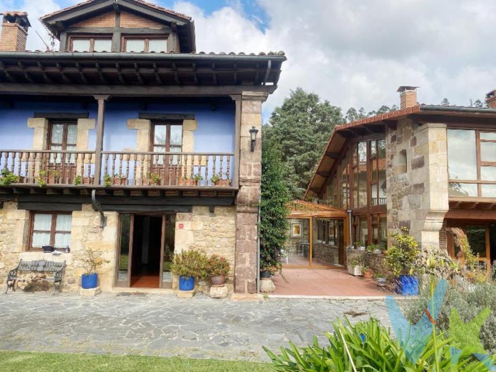 Amplia propiedad con jardín en Casar de PeriedoUna joya arquitectónica en Cantabria: modernidad, tradición y versatilidad en un solo hogar.Totalmente reformada con materiales de altísima calidad y una decoración exquisita, esta casa te sorprenderá desde el primer instante. Ubicada en la tranquila localidad de Casar de Periedo, a un paso de Cabezón de la Sal y a pocos minutos de algunas de las playas más bonitas de Cantabria, como Comillas o Luaña, esta propiedad ofrece espacio, comodidad y un entorno natural inmejorable.Su diseño combina con maestría piedra, madera y cristal, creando una atmósfera cálida, elegante y contemporánea.  La vivienda se compone de dos edificios unidos por un cálido y luminoso porche acristalado, todo ello enclavado en un maravilloso jardín, cerrado con muros de piedra, que te dará la privacidad que tanto deseas.Distribución destacada:·         6 habitaciones todas con armarios empotrados.·         4 baños completos, uno de ellos con bañera de hidromasaje,·         Cocina independiente con salida al porche acristalado, perfecto como comedor exterior o zona de relax.·         Varios salones con diferentes ambientes, ideales para el día a día o para recibir invitados.La propiedad goza de una excelente orientación y se encuentra en muy buen estado, listo para entrar a vivir.Una oportunidad única de vivir rodeado de naturaleza sin renunciar a la cercanía de todos los servicios y atractivos de la costa cántabra.
