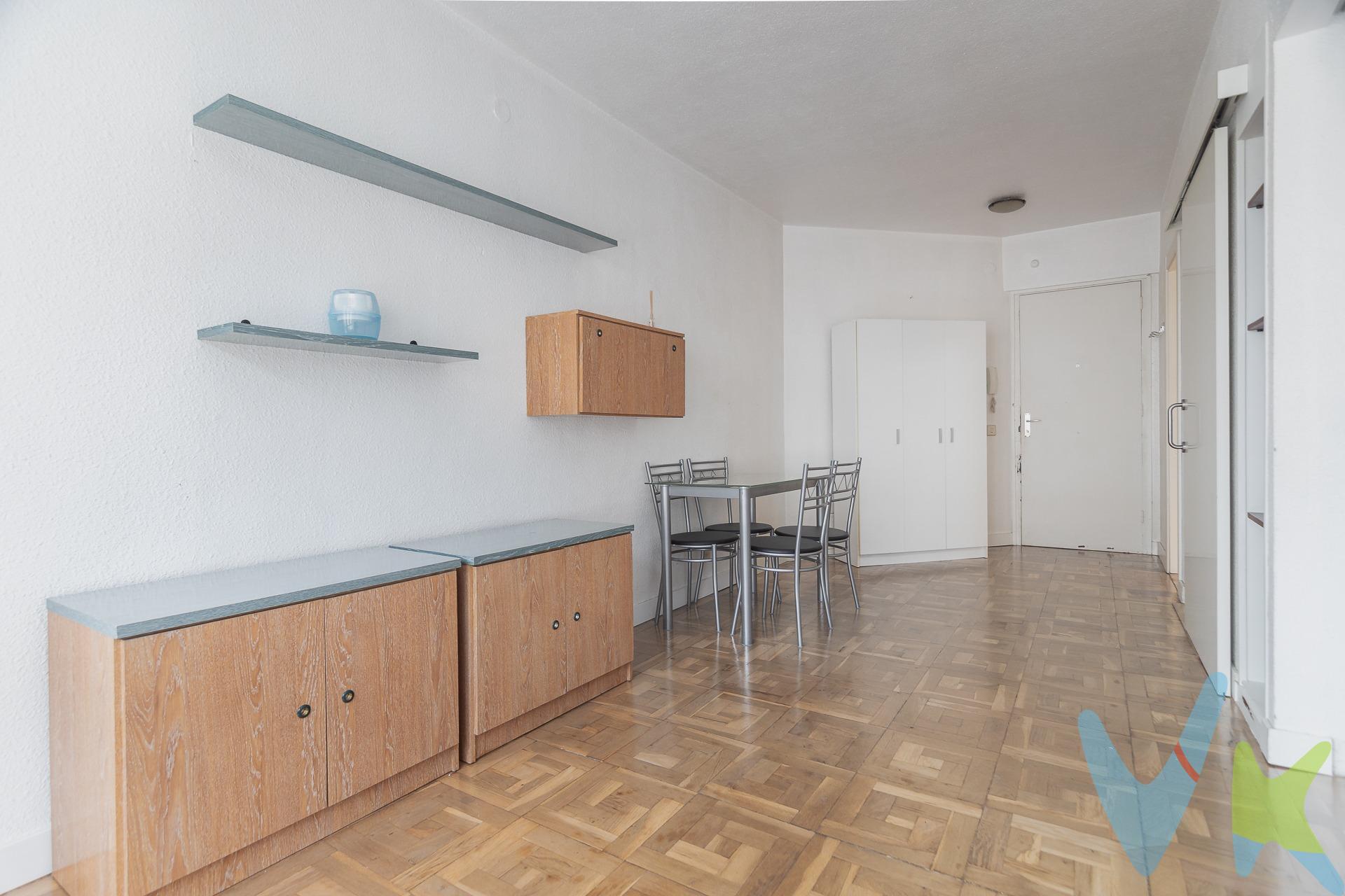 Se vende acogedor y luminoso apartamento de 42 m² construidos (34 m² útiles), situado en una quinta planta con ascensor en una de las zonas más céntricas y con más servicios de la Urbanización Zizur, a un paso de la zona del Ayuntamiento donde encontramos supermercados, fruterías, cafeterías.. y todos los servicios que necesitas. Distribución y características principales:. Salón-comedor: 15,50 m², muy luminoso y con espacio bien aprovechado. Cocina independiente: 5 m². Dormitorio: 8 m², con buena capacidad de almacenamiento. Baño completo. Plaza de garaje incluida en el precio. La vivienda cuenta con calefacción central, agua caliente central con contador individual. Otros datos de interés:. Gastos de comunidad: 105 €/mes (incluye calefacción). Edificio con ascensor. Muy buena ubicación: supermercados, transporte público, zonas verdes y acceso rápido a Pamplona. ¡Una excelente oportunidad para entrar a vivir o como inversión segura!. Para más información o concertar una visita, no dudes en contactar sin compromiso. (Los datos y superficies publicados en este anuncio son aproximados y meramente informativos, sin valor contractual. El precio de venta al público no incluye impuestos ni gastos de transmisión.)
