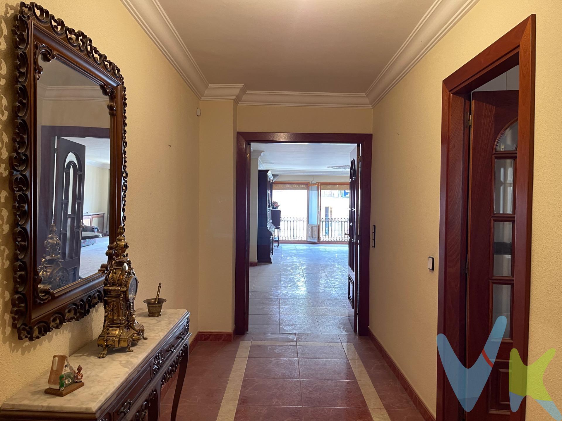 Imagina despertar cada día en un hogar lleno de luz, con el encanto de lo histórico y la comodidad de lo moderno, justo en el centro de esta hermosa ciudad. Te presentamos un espectacular dúplex en la Plaza El Portal, justo encima de la icónica Perfumería Druni, un lugar lleno de vida y tradición en Requena. En la primera planta, sentirás la amplitud y calidez de un gran salón-comedor con un balcón que te invita a disfrutar de la vida que pasa por la calle, como en una película. Aquí, las tardes serán mágicas mientras ves a la gente ir y venir. La cocina es el corazón de la casa, con espacio de sobra para inspirar deliciosas comidas, y al lado un lavadero amplio que te hará la vida más fácil. Además, tendrás cinco habitaciones para llenar de risas y sueños, y dos terrazas donde podrás respirar aire fresco y sentir el latido de la ciudad. Pero lo mejor está por llegar…. En la planta superior, encontrarás un espacio abierto, lleno de posibilidades. Imagina compartir cenas con amigos junto a una chimenea acogedora, con una cocina americana que te permite estar siempre en el centro de la conversación. Todo diseñado para crear recuerdos inolvidables. Y si buscas un rincón de paz, dos grandes terrazas interiores te ofrecen la intimidad que necesitas, mientras que otro balcón te conecta con el exterior. Todo esto con una entrada discreta por una calle tranquila, para que llegues a tu hogar como quien guarda un secreto. Una Ubicación Perfecta para Disfrutar la Vida. Aquí, estarás rodeado de tiendas, mercados, restaurantes y todo lo que hace especial a Requena. ¡No necesitarás ir más lejos! Todo lo que necesitas está a tu alrededor. Este no es solo un dúplex; es el lugar donde comenzarás una nueva historia, llena de momentos especiales. . ¿Te imaginas aquí? ¡Ven a verlo!. Este dúplex tiene alma, y estamos seguros de que cuando lo conozcas, sentirás que es para ti. Llámanos y agenda una visita. ¡Queremos que descubras tu futuro hogar en el centro de Requena!. VENTA:. PVP 350.000€.  Gastos e impuestos no incluidos en el precio. La compra conlleva impuestos y gastos de formalización para el comprador. A título orientativo se informa que en segundas transmisiones el ITP con carácter general en  Valencia es del 10%, pudiendo existir otros tipos impositivos atendiendo a las circunstancias  personales del comprador u otras circunstancias previstas legalmente. Base imponible del impuesto el mayor valor entre el precio de compraventa, la tasación o el valor de referencia catastral. En cuanto a los gastos de notaría y registro, en su caso,  suelen oscilar aprox; entre 1,5% y 2,5% (aranceles variables según precio, n.º de copias y complejidad). El comprador elige notario. Si el comprador precisase de hipoteca: tasación, condiciones y costes bancarios serán según entidad elegida por el comprador, así como los gastos de gestoría, y cualesquiera otros gastos inherentes a la formalización de la compraventa que legalmente correspondan a la parte compradora, salvo pacto expreso en contrario con el vendedor. El consumidor tiene, conforme a la normativa vigente, a su disposición información y documentación adicional relativa al inmueble y condiciones de la compraventa, que podrá ser consultada en C/Joaquín Costa 4, bajo 46005 Valencia o urbe2@remax.es. Honorarios de mediación inmobiliaria a cargo del  COMPRADOR: (3% del precio final de venta más IVA (21%), salvo otro pacto.); y de VENDEDOR (según acuerdo con el mismo). . Se informa al consumidor que la agencia actúa como intermediaria inmobiliaria en la operación, estando cualquier eventual compraventa y sus condiciones sujeta a la aceptación expresa del propietario-vendedor y a la posterior formalización del correspondiente contrato.