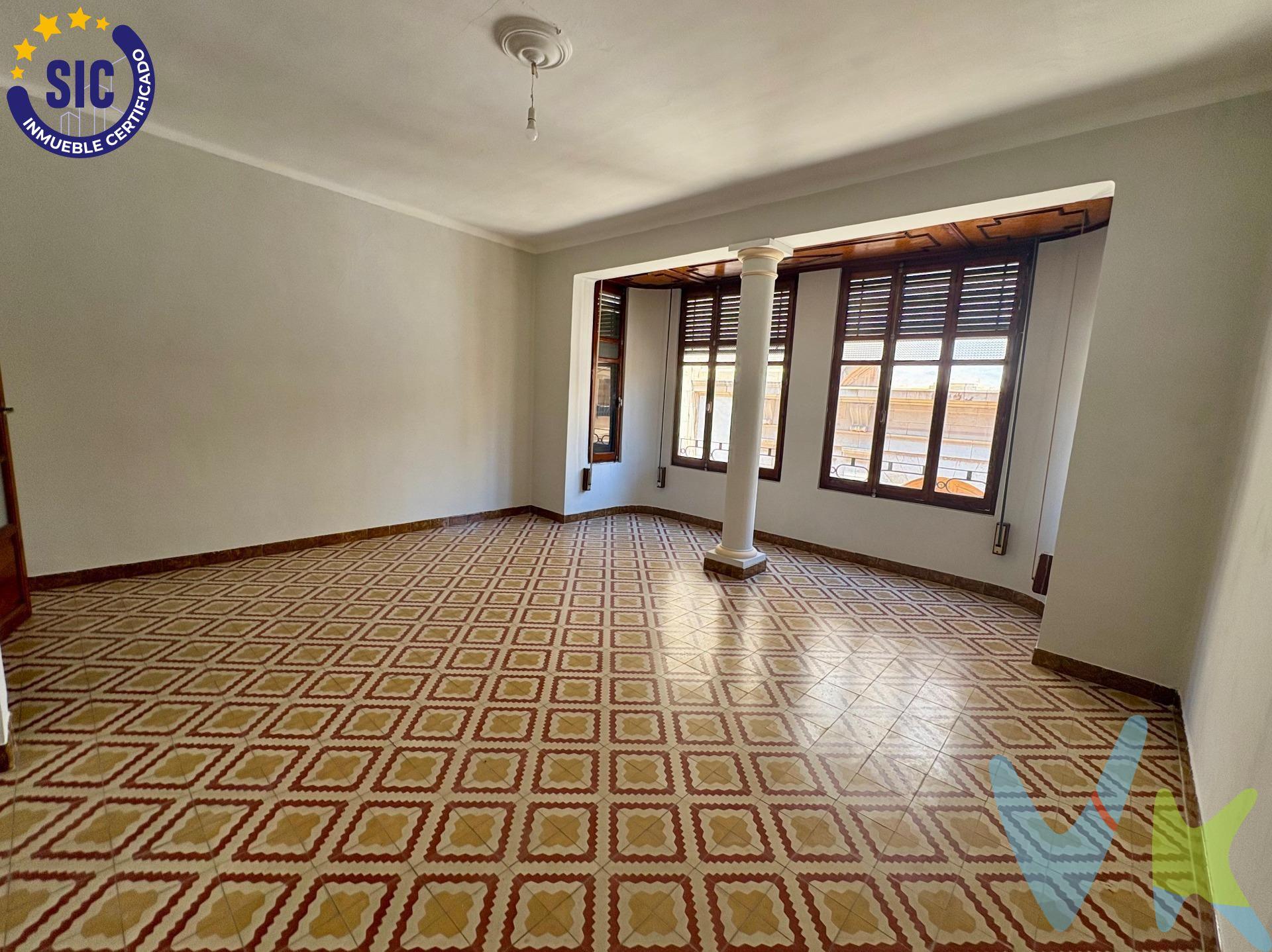 En pleno centro de Nules, se encuentra esta impresionante vivienda de grandes dimensiones, una casa con carácter, historia y una amplitud difícil de encontrar hoy en día. Con 255 m² construidos, esta propiedad es perfecta para quienes buscan espacio, comodidad y una ubicación inmejorable, sin renunciar al encanto de una casa tradicional bien conservada. Desde el primer momento, la vivienda transmite sensación de hogar. En la planta baja, un elegante vestíbulo nos conduce a una habitación doble, ideal como dormitorio, despacho o sala polivalente. En esta misma planta encontramos un baño completamente reformado con plato de ducha, un amplio salón abierto al comedor, equipado con aire acondicionado, ideal para disfrutar de reuniones familiares en cualquier época del año y una cocina office espaciosa y funcional, con acceso a una galería / lavandería y un patio privado, un auténtico oasis urbano ideal para momentos al aire libre, zona de relax o reuniones con amigos. La primera planta está destinada al descanso y ofrece cuatro habitaciones dobles, todas ellas de generosas dimensiones, acompañadas de un baño reformado con bañera, que combina comodidad y funcionalidad para el día a día. En la segunda planta, la vivienda sorprende nuevamente con tres habitaciones dobles adicionales, una encantadora terraza/solárium, perfecta para relajarse, tomar el sol o crear un espacio chill out, y una buhardilla con múltiples posibilidades: zona de ocio, estudio, gimnasio o espacio creativo. A pesar de su antigüedad, la casa se encuentra muy bien cuidada y conservada, manteniendo su esencia y ofreciendo una base sólida para entrar a vivir o personalizarla al gusto del nuevo propietario. Una vivienda con grandes posibilidades, bien conservada, con estancias amplias y una ubicación inmejorable, rodeada de todos los servicios y a un paso del corazón del pueblo. 🏡 Casas como esta no aparecen todos los días. 📍 Vivir en el centro de Nules, con espacio de sobra y mil posibilidades, ahora es posible. Los Impuestos, gastos de notaría, registro de la propiedad y honorarios de inmobiliaria no incluidos en el precio publicado. INMUEBLE CERTIFICADO DESDE ASICVAL (Asoc. Inmobiliarias Com. Valenciana) POR CASATUYA (Agente Certificador Homologado). La vivienda se encuentra en Nules población costera de 13.000 habitantes. Nules se encuentra muy bien comunicada y ubicada a poca distancia de las dos capitales de provincia, a 18 Km de Castellón de la Plana ya 55 Km. de Valencia. Con fácil accesibilidad a la vías: CV-10, la nacional 340, la autopista AP-7 y la CV-18. Además, se puede acceder por carreteras secundarias que unen la ciudad con las localidades vecinas. Ferrocarril: es un acceso cómodo tanto desde Valencia como desde Castellón, ya que la estación de RENFE se encuentra ubicada en el centro de la ciudad. Servicios de transporte: frente a la estación de ferrocarril, Nules dispone de servicios de taxi y de autobús urbano.
