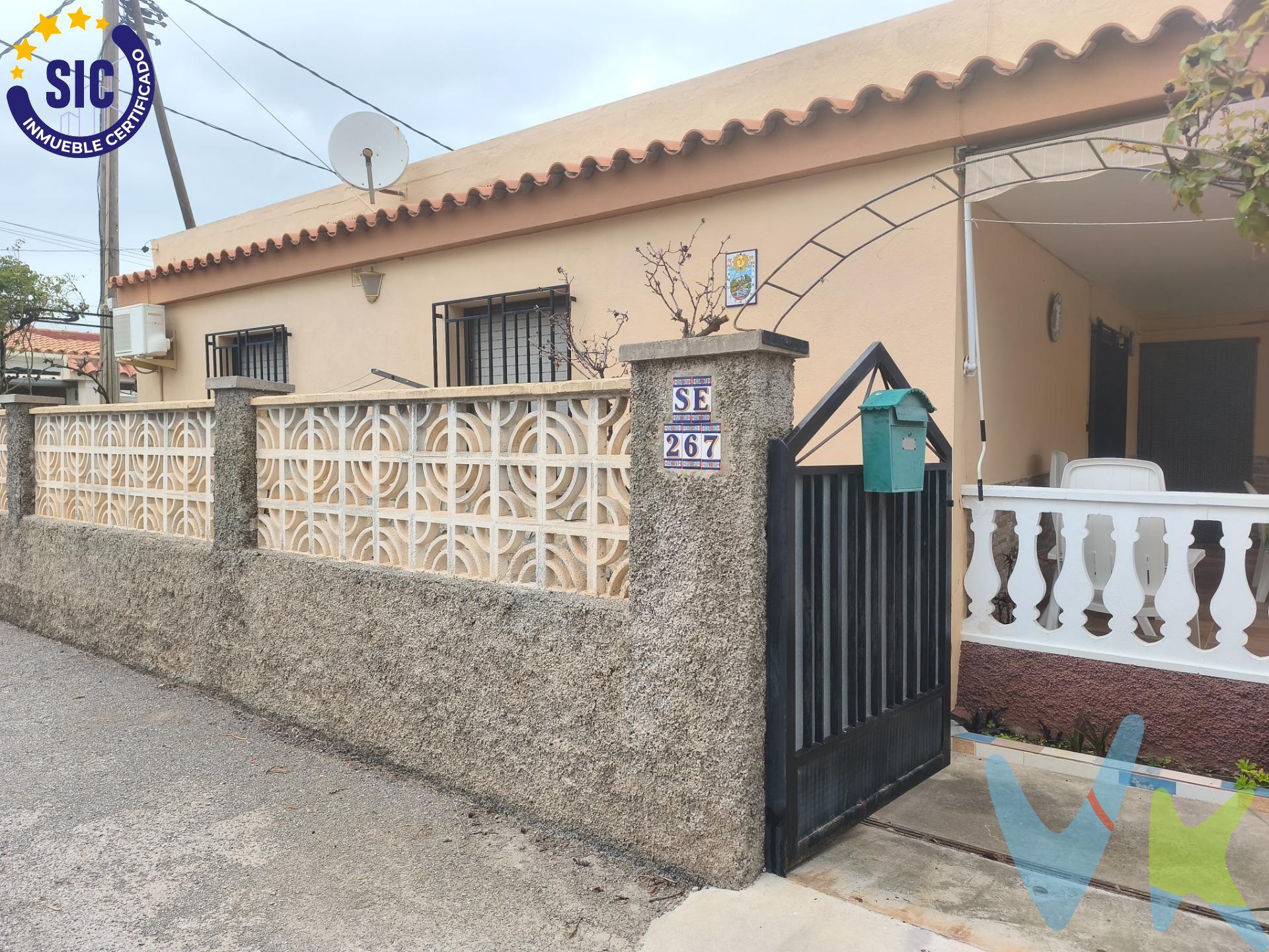 . A tan solo 500 metros de la playa, en una de las zonas más tranquilas del Grao de Castellón, esta casa no es solo una vivienda… es ese lugar al que siempre quieres volver. Imagina despertar con la brisa del mar, desayunar en tu jardín y decidir si hoy toca playa, piscina o simplemente no hacer nada (que también es un planazo). 🏡 Sobre una parcela de 495 m², esta casa te ofrece espacio de sobra para vivir, desconectar y disfrutar:. 137 m² de vivienda cómoda y bien distribuida. 3 habitaciones dobles + 1 habitación individual. 2 baños completos con ducha. Cocina amplia donde todo fluye. Salón con chimenea para los días más acogedores. 🌿 Y lo mejor empieza al salir fuera:. Zona ajardinada para perder la noción del tiempo. Piscina privada para los días de sol (y en Castellón hay muchos ☀️). Espacio de barbacoa para reuniones que se alargan sin mirar el reloj. Cuarto de almacenaje amplio junto a la piscina. 🚗 Además:. Aparcamiento para dos coches. Zona tranquila, con vecinos todo el año. A solo 10 minutos de Castellón. ✨ Es perfecta como casa de verano… pero cuando la conozcas, entenderás que también puede ser tu hogar todo el año. Porque hay casas… y luego están esas que te hacen sentir en vacaciones sin salir de ellas. VEN A POR ELLA !!!!. En cumplimiento de las obligaciones de información previstas en la Ley 10/2025, de 28 de diciembre, de servicios de atención a la clientela y transparencia, así como en la normativa sectorial vigente, se hace constar que el precio indicado no incluye los gastos e impuestos inherentes a la adquisición, los cuales se desglosan a continuación:. - Impuesto sobre Transmisiones Patrimoniales (ITP): Se aplicará el tipo impositivo vigente en la Comunidad Valenciana, generalmente el 10%, sin perjuicio de tipos reducidos aplicables según las circunstancias personales del comprador o las características del inmueble. El impuesto se devenga sobre el Valor de Referencia Catastral o el precio de venta, aquel que resulte superior. Para una información exhaustiva sobre el funcionamiento, tipos impositivos y bonificaciones del ITP, puede consultar el portal oficial de la Agencia Tributaria autonómica en el siguiente enlace: www.atv.gva.es/es/itpajd. - Gastos de Notaría: Los honorarios notariales se calcularán conforme al arancel oficial regulado en el Anexo I, del Real Decreto 1426/1989, de 17 de noviembre, por el que se aprueba el arancel Notarial. - Gastos de Registro: La inscripción en el Registro de la Propiedad se facturará según el arancel oficial establecido en el Anexo I, del Real Decreto 1427/1989, de 17 de noviembre, por el que se aprueba el arancel de los Registradores de la Propiedad. - Gastos de Gestión: Los honorarios por la tramitación administrativa, liquidación de impuestos e inscripción registral, en el supuesto de ser a cargo de la agencia inmobiliaria, ascienden a 450€ (IVA incluido). - Honorarios Agencia del Vendedor: incluidos en el precio publicado. - Honorarios Agencia del Comprador: Se informa que eventualmente podrían existir honorarios profesionales a cargo del adquirente, en aquellos casos en que se hubieran contratado previamente los servicios específicos del encargo de compra y en ningún caso estarán vinculados al precio. La agencia actúa exclusivamente como intermediaria en la operación. Cualquier compraventa y sus condiciones quedan sujetas en todo caso a la aceptación expresa del propietario del inmueble y a la posterior formalización del correspondiente contrato. El presente anuncio tiene carácter meramente informativo; la información suministrada se corresponde con la disponible a la fecha de publicación, pudiendo variar en función de las circunstancias o actualizaciones legales, contractuales y fiscales.