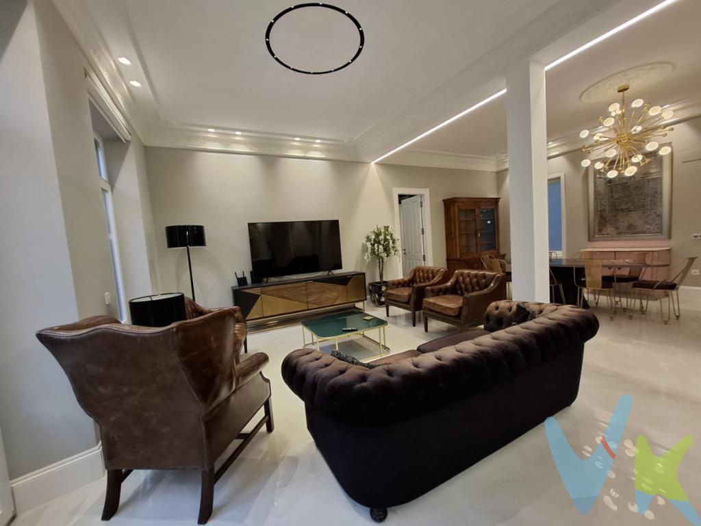 No encontramos muy a menudo este tipo de vivienda en Gijón, se trata de algo especial, diferente, que transmite una sensación única, con un diseño personal con detalles cuidados al máximo, con espacios pensados para disfrutarlos y situada en la mejor zona de la ciudad, el centro.Así es esta nueva exclusiva que os traemos. Se trata de una vivienda de 235 metros, en un edificio de principios del siglo XX al que se ha hecho una reforma integral con unos acabados espectaculares. Está situado en una segunda planta exterior, con unos amplios ventanales que llenan el piso de luz natural, el salóncomedor en el que se integra una preciosa cocina completamente equipada, cuatro dormitorios dobles cada uno con baño incorporado y zonas de vestidor, un despacho desde el que poder trabajar  y un aseo de cortesía. Como podéis ver un piso que transmite algo diferente, orden, espacio, serenidad ....La vivienda dispone de calefacción y agua caliente suministrados por gas ciudad, suelos de tarima, ventanas tipo climalit.... El edificio dispone de ascensor. Todo en esta propiedad es ESPECIAL y ÚNICO.¡Estamos seguros que os encantará!, lo vemos?Observaciones públicas:Según la Ley 10/2025, de 28 de diciembre, se informa que los gastos e impuestos que conlleva la adquisición no están incluidos en el precio indicado:El vendedor asume la plusvalía y el resto de gastos son del comprador.Segundas transmisiones, el comprador abona el Impuesto sobre Transmisiones Patrimoniales (ITP). Puede consultar toda la información en el siguiente enlace: https://sede.tributasenasturias.es/sites/sede/default/es_ES/Que-quieres-hacer/Transmisiones-Patrimoniales-y-AJD. La base imponible que se toma para el cálculo será el mayor valor entre precio de compraventa, tasación o valor de referencia catastral.El comprador escoge la notaría. Los gastos de Notaría están regulados en el Anexo I, del Real Decreto 1426/1989, de 17 de noviembre, por el que se aprueba el arancel Notarial y los gastos de Registro según el arancel oficial establecido en el Anexo I, del Real Decreto 1427/1989, de 17 de noviembre, los aranceles varían en función del precio, número de copias y complejidad. Los gastos de Gestoría por la tramitación administrativa de la compraventa, presentación, liquidación de impuestos y la inscripción en el Registro de la Propiedad, serán de la parte compradora, en caso de que decida encargar dichos trámites a un profesional, su importe varía en función del profesional o entidad designada para su realización. Si el comprador necesita préstamo hipotecario, la tasación, condiciones y costes bancarios según entidad elegida por el comprador; así como los gastos de gestoría y cualesquiera otros inherentes a la formalización de la compraventa serán de su cuenta, salvo pacto expreso en contrario con el vendedor..Honorarios de intermediación inmobiliaria a cargo del vendedor.Conforme a la normativa vigente, el consumidor tiene derecho a disponer de información, documentación y condiciones de la compraventa relativa al inmueble, en la sede física de Los Arcos 98, SL en Avenida de la Costa, nº 53  bajo en Gijón, o a través de nuestro correo electrónico, inmobiliaria@grupolosarcos.es. La agencia actúa exclusivamente como intermediaria en la operación, las condiciones de la compraventa están sujetas a la aceptación expresa del vendedor y a la posterior formalización del correspondiente contrato. El presente anuncio es meramente informativo y la información facilitada corresponde a la disponible en la fecha de publicación, pudiendo variar en función de circunstancias legales, contractuales o fiscales.