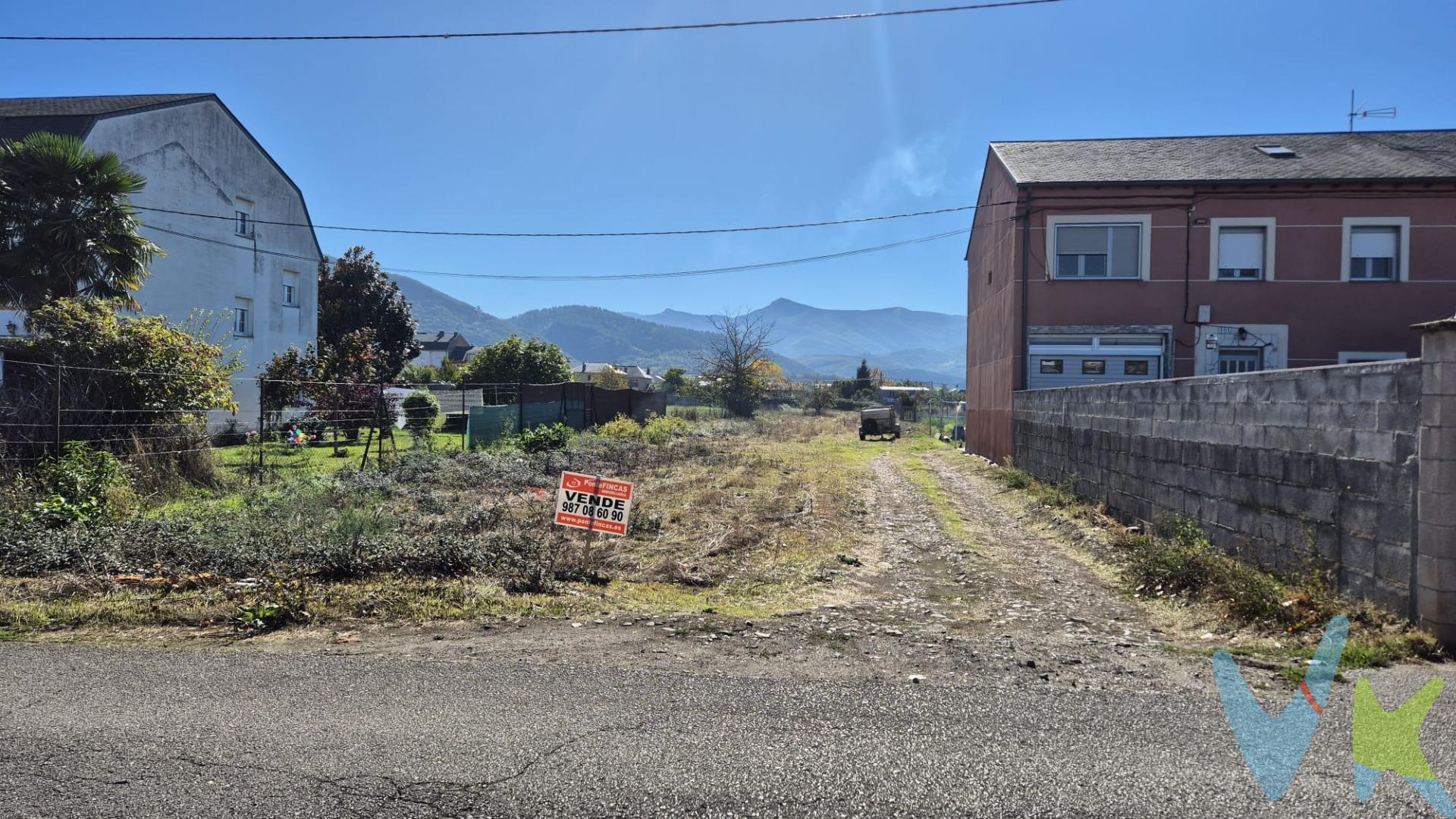 Descubre una oportunidad única de inversión en la hermosa localidad de Ponferrada. Esta finca rústica, ubicada en La Placa, ofrece un terreno rural ideal para quienes buscan conectar con la naturaleza o desarrollar proyectos agrícolas. Con un precio accesible de solo 19,000 euros, esta propiedad se encuentra rodeada por el esplendor natural que caracteriza a la región y cuenta con fácil acceso desde las principales vías locales. Aunque no dispone actualmente de construcción ni servicios básicos como agua corriente o electricidad, su gran potencial permite imaginar diversos usos: desde huertos ecológicos hasta espacios recreativos familiares. Aprovecha esta excelente ocasión para adquirir tu propia parcela en uno de los entornos más bellos del noroeste español.